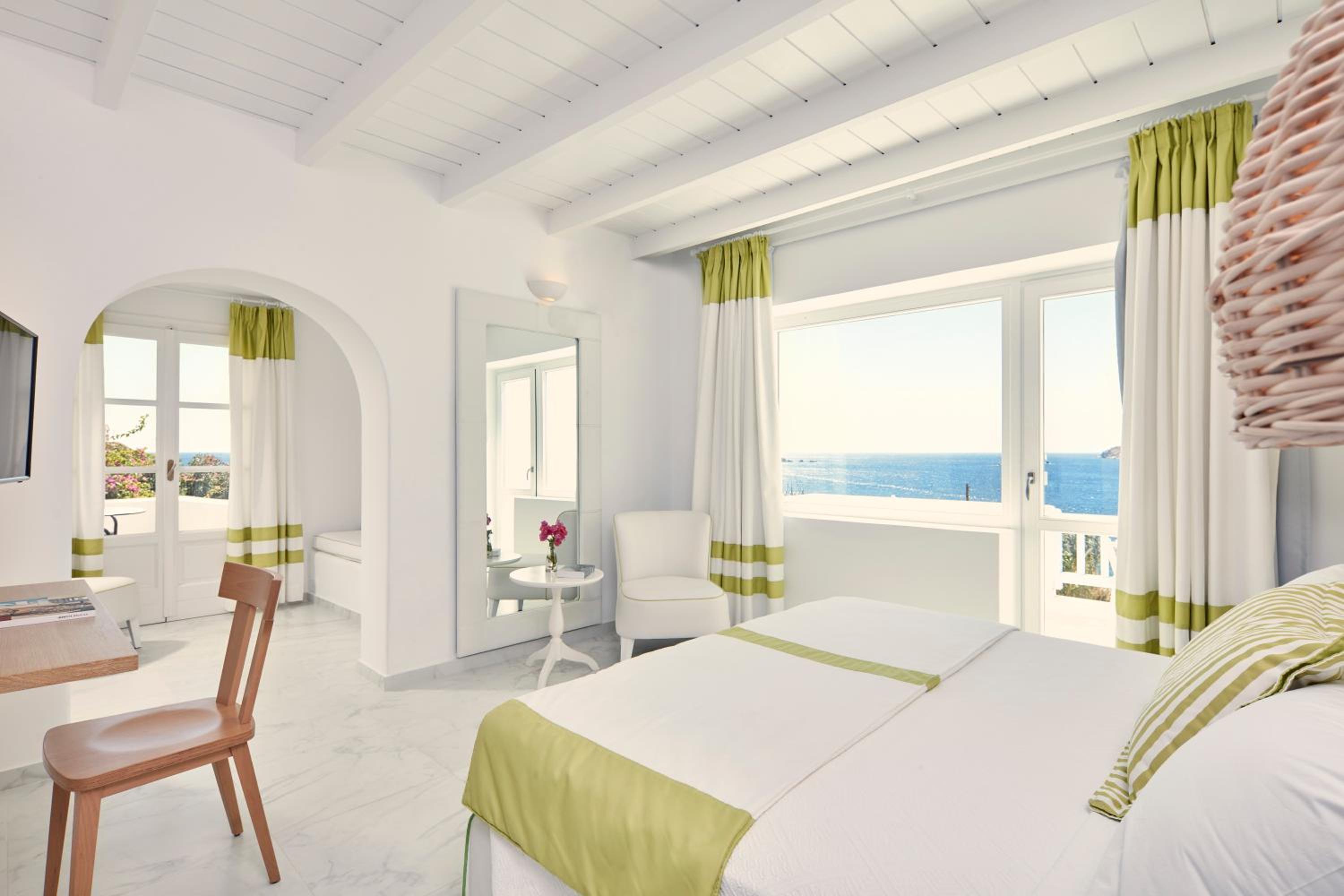 Honeymoon Sea View Suite with Outdoor Jetted Tub - Photo 9