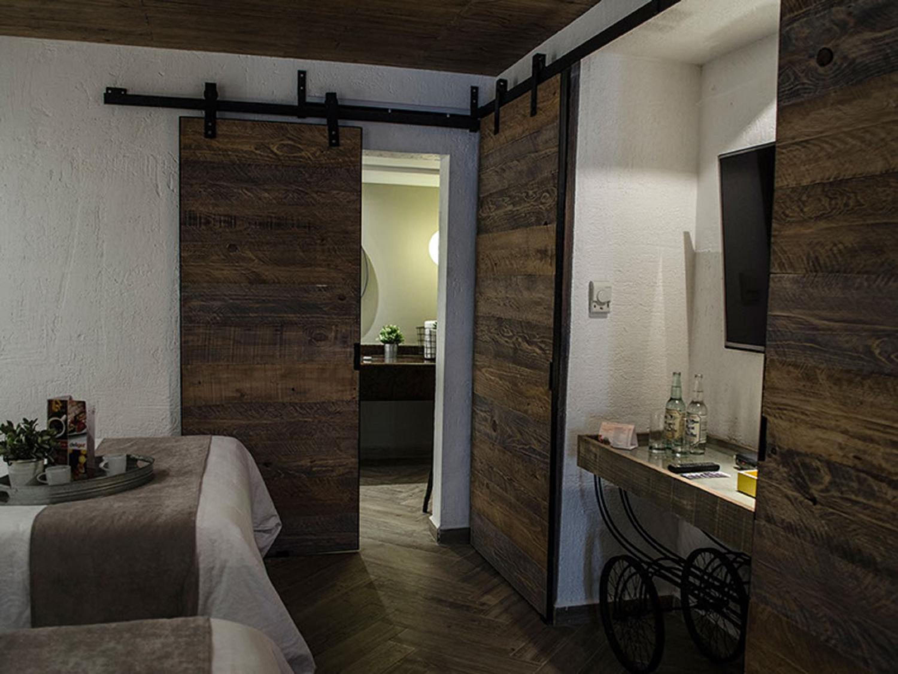 Deluxe Junior Suite - Photo 12