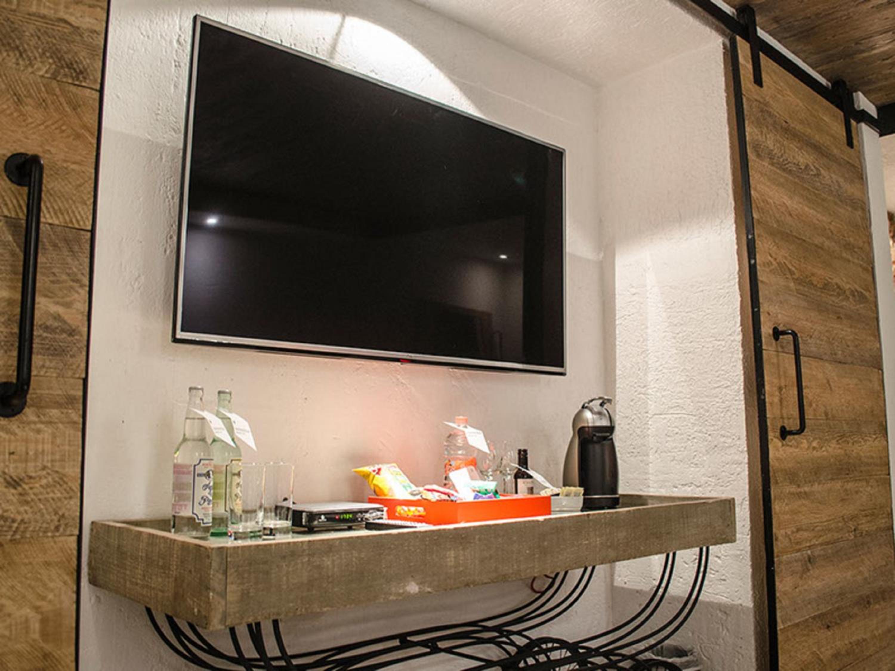 Deluxe Junior Suite - Photo 9