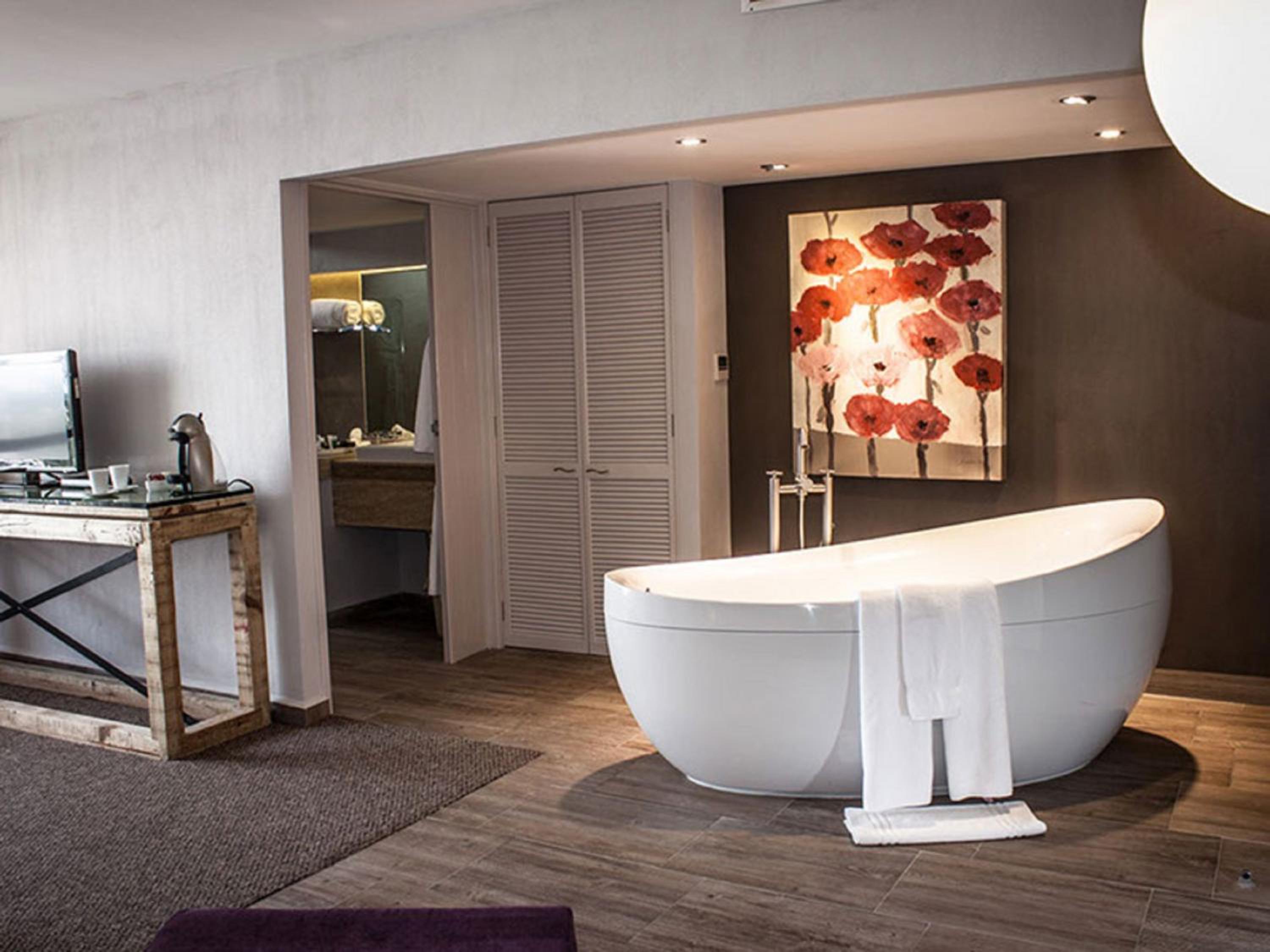 Executive Suite - Photo 2