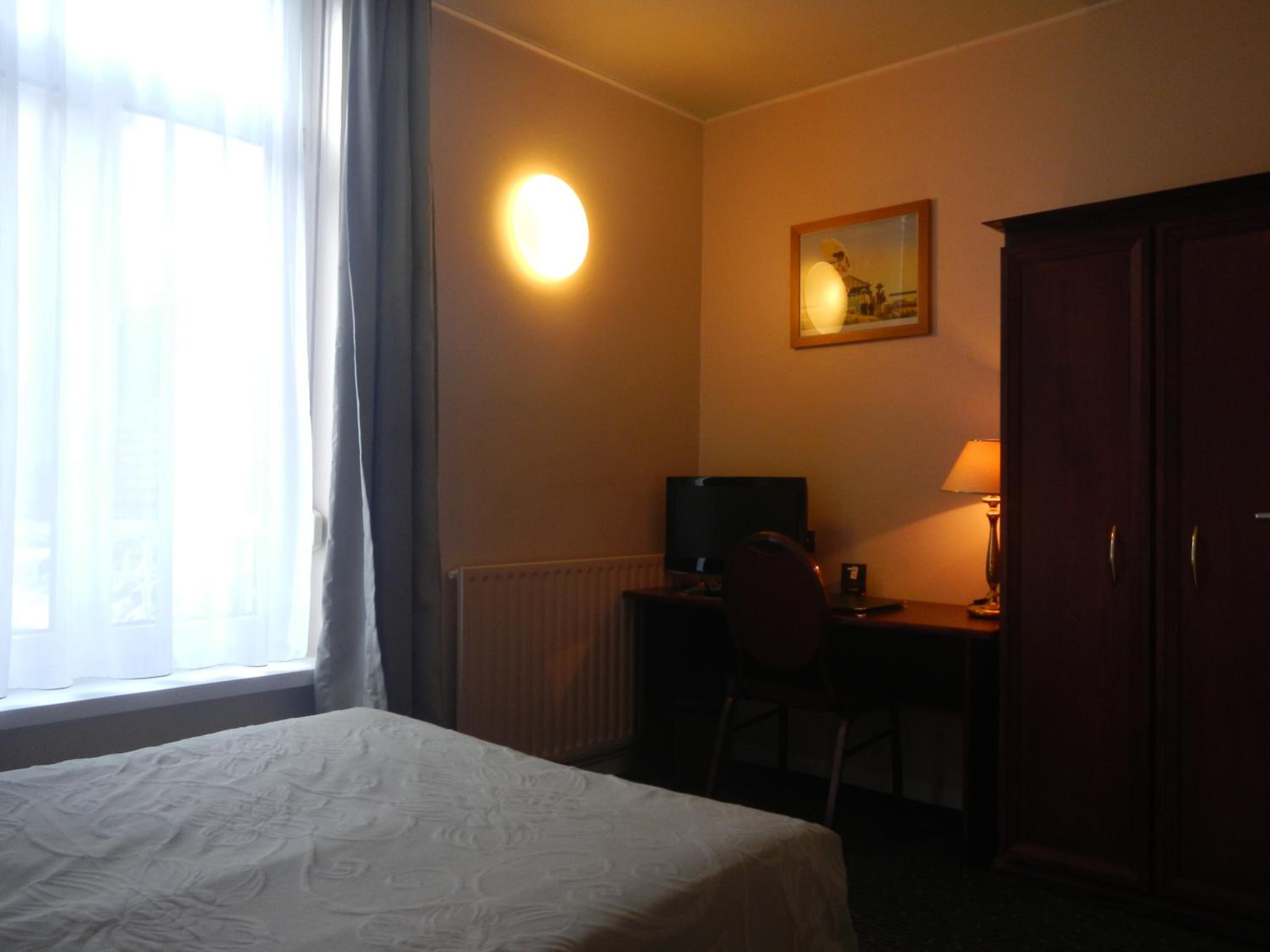 Twin Room - Photo 16