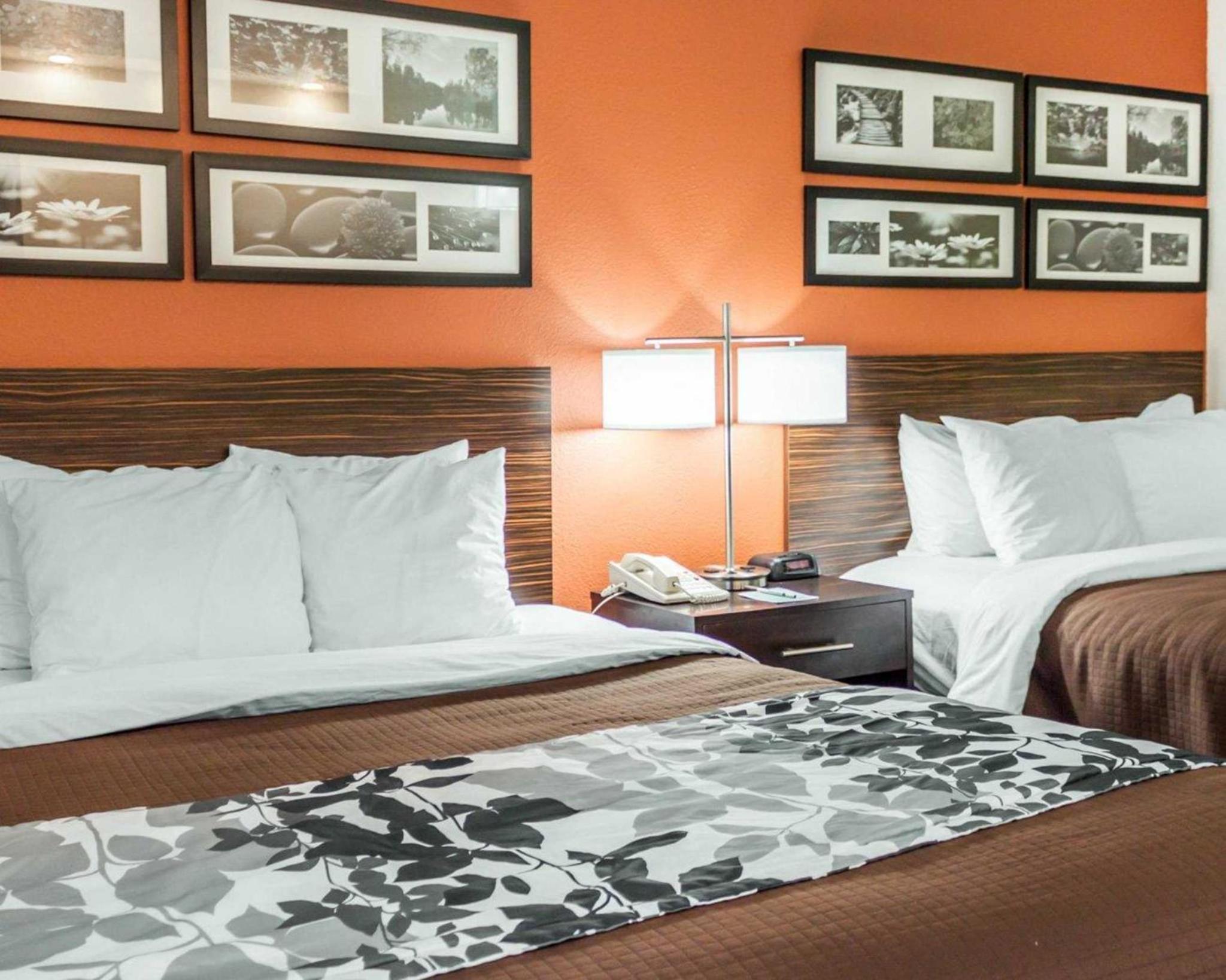 Queen Room with Two Queen Beds - Non-Smoking - Photo 1