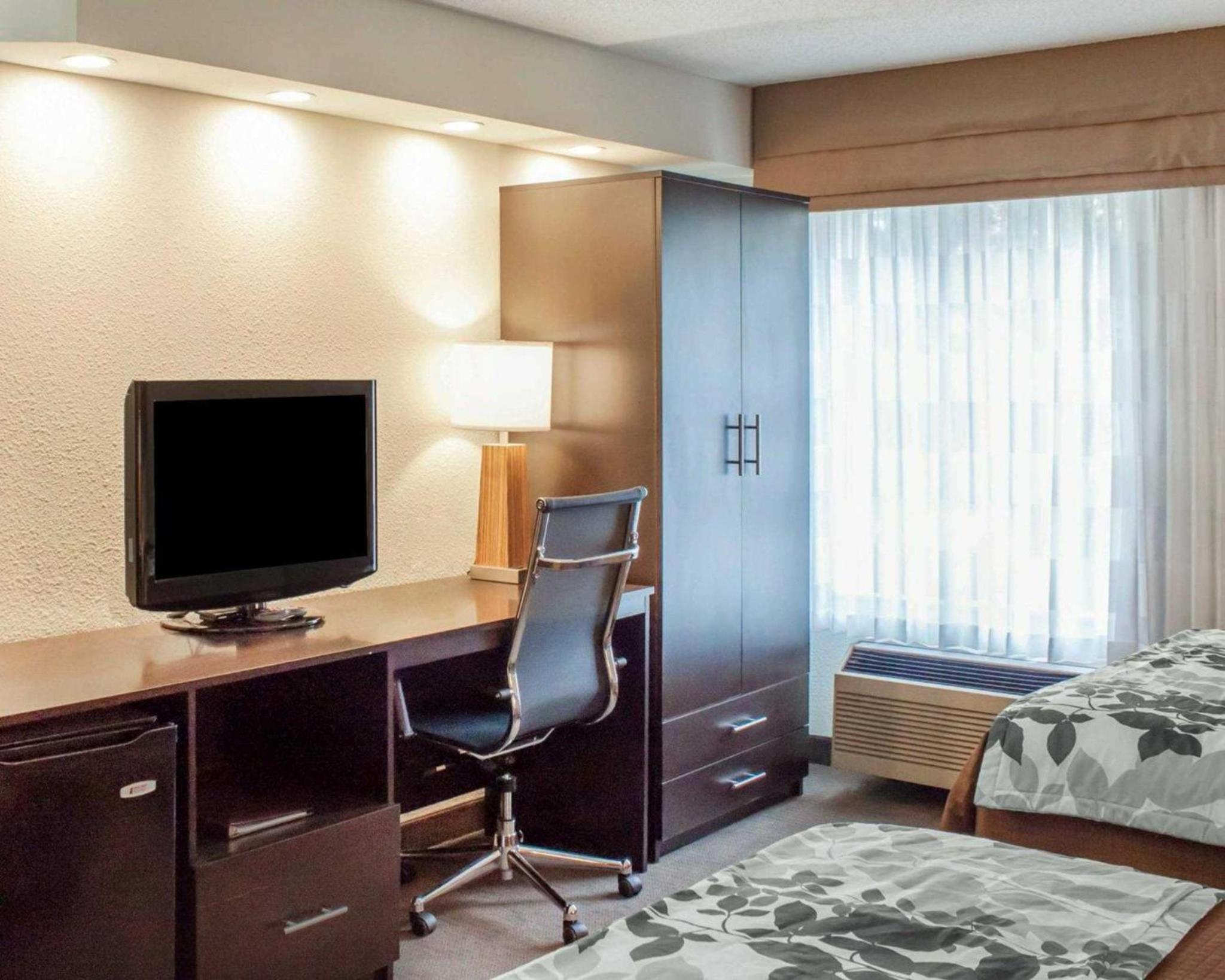 Queen Room with Two Queen Beds - Non-Smoking - Photo 7