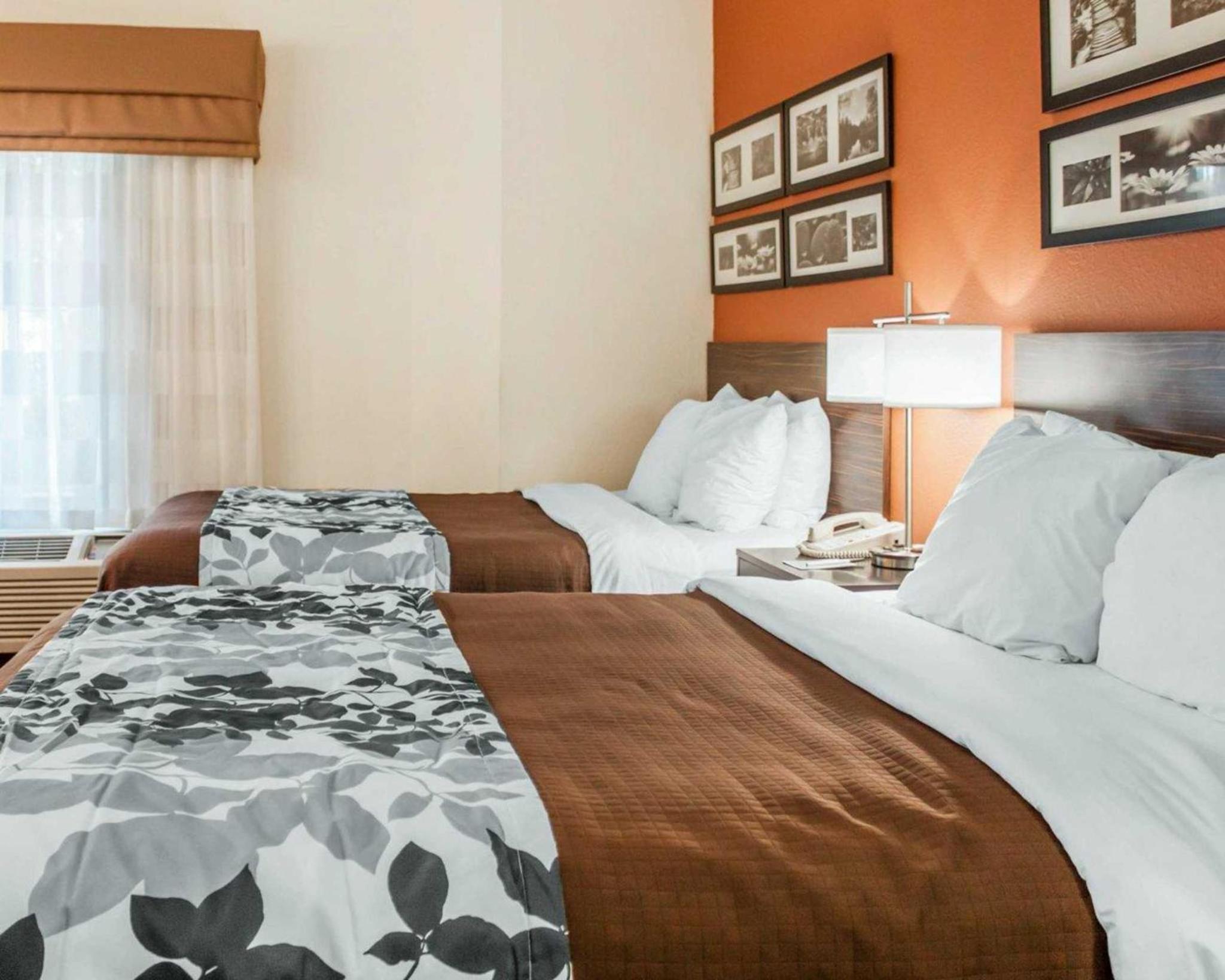 Queen Room with Two Queen Beds - Non-Smoking - Photo 2