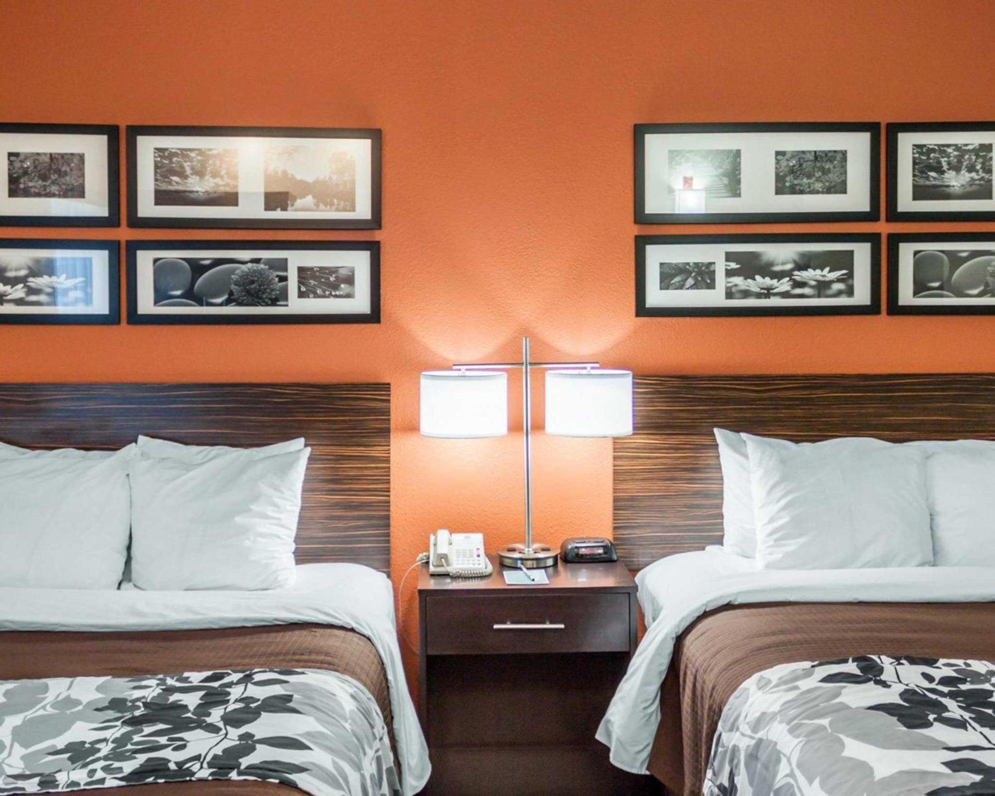 Queen Room with Two Queen Beds - Non-Smoking - Photo 3