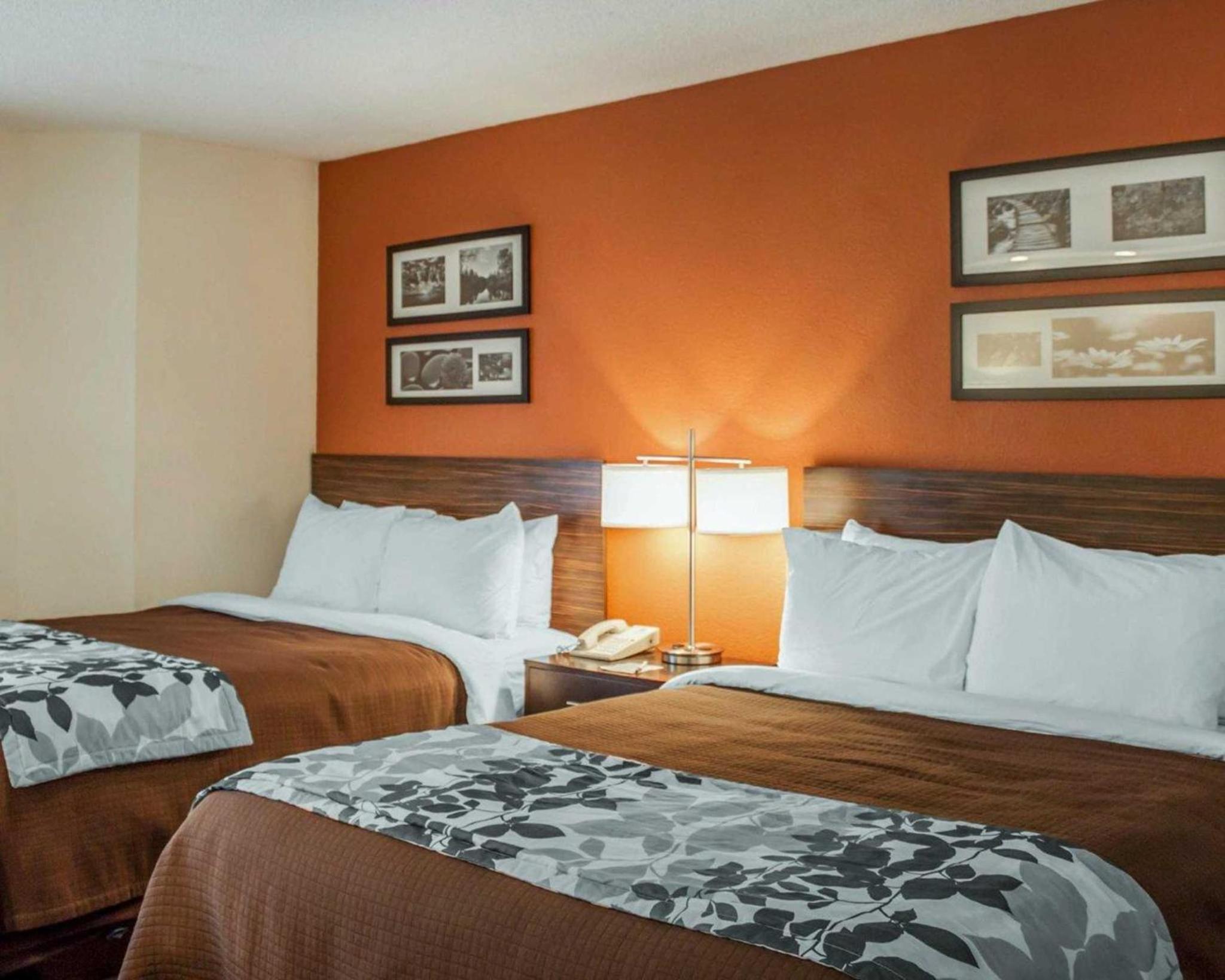 Queen Room with Two Queen Beds - Non-Smoking - Photo 4