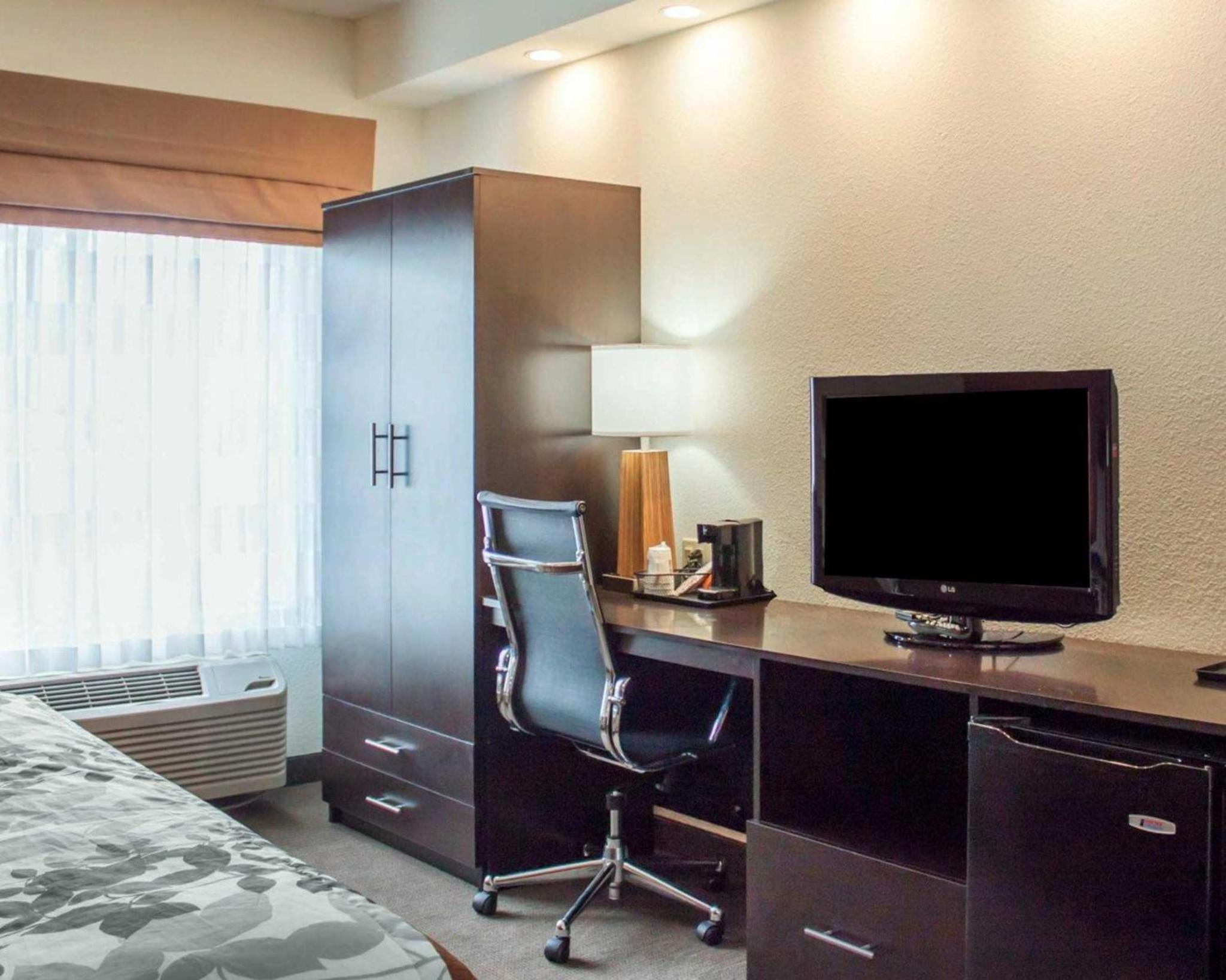 King Room - Non-Smoking - Photo 2