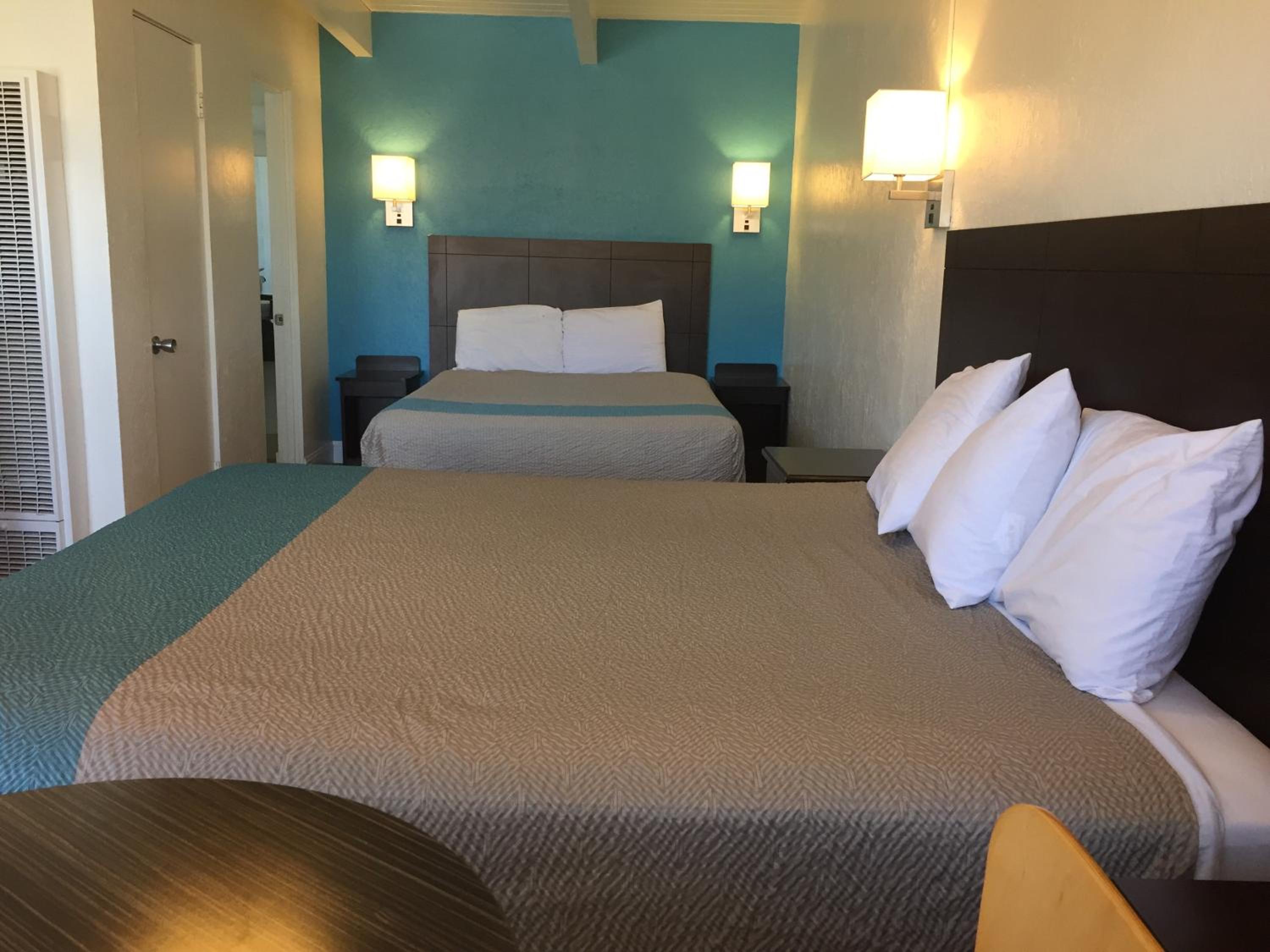 Queen Room with Two Queen Beds - Non-Smoking - Photo 4