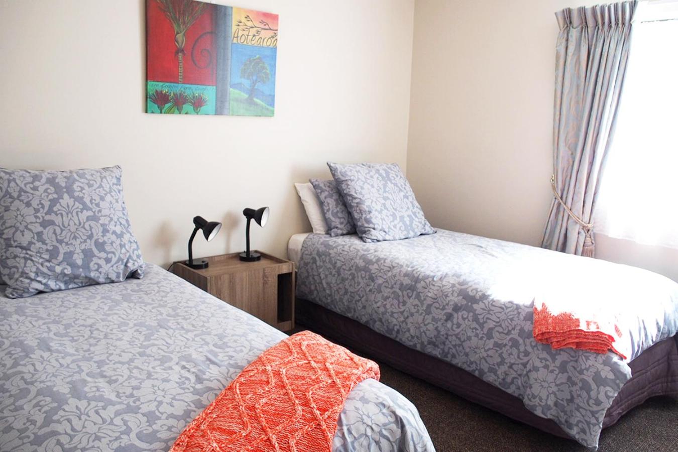 Three-Bedroom House - Photo 3