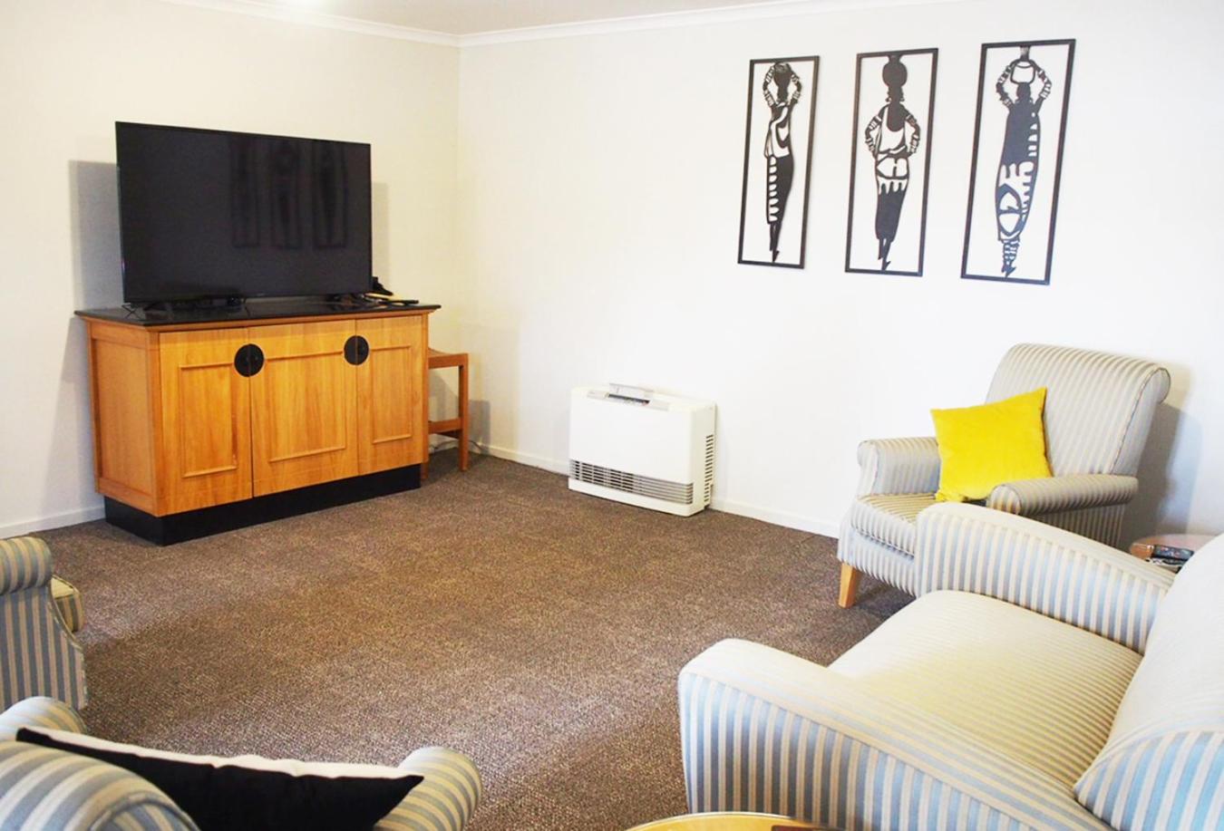 Three-Bedroom House - Photo 7
