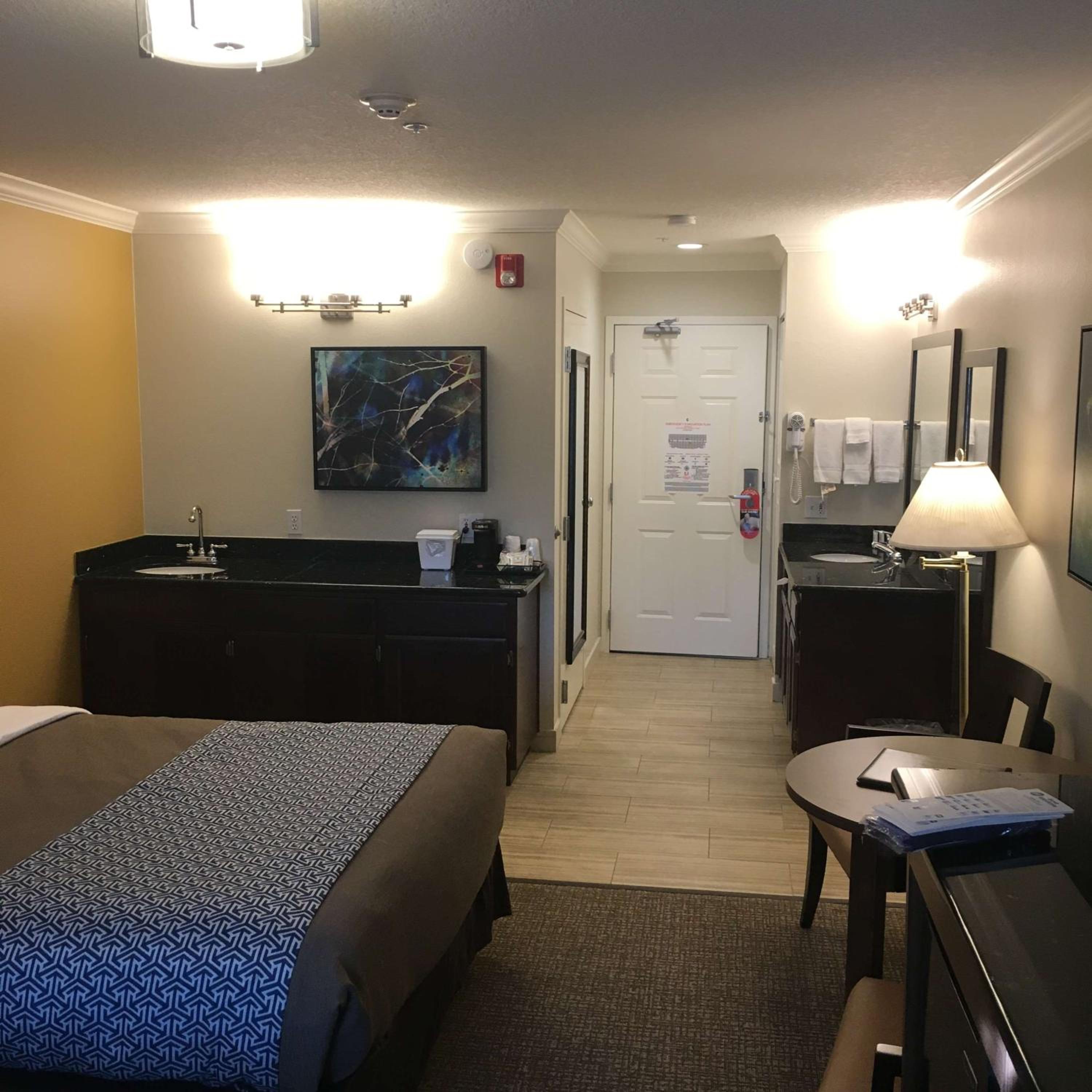 Queen Room with Two Queen Beds - Non-Smoking/Pet Friendly - Photo 3