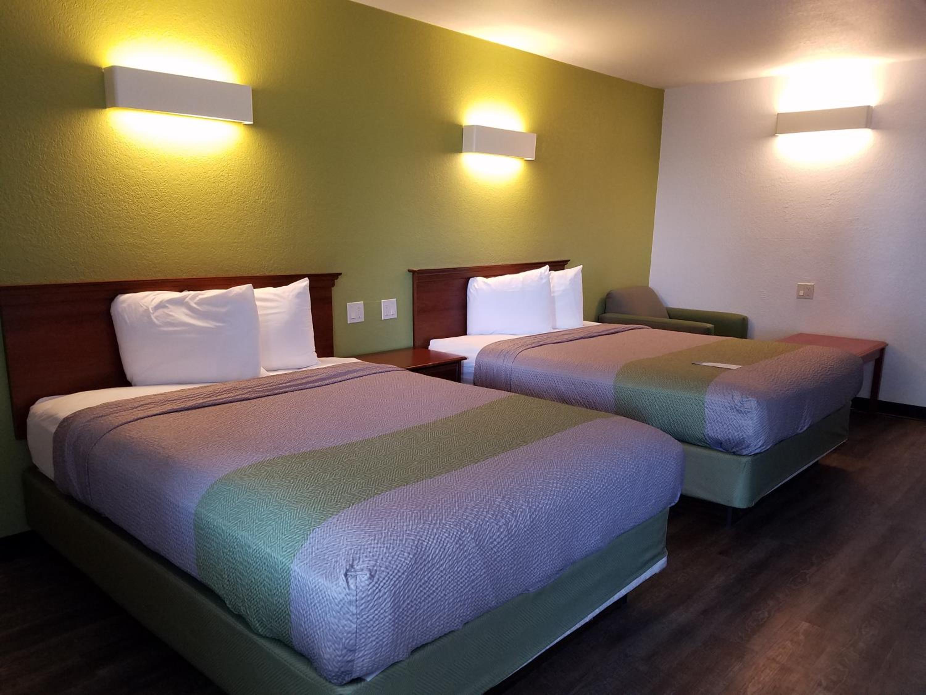 Queen Room with Two Queen Beds - Non-Smoking - Photo 1