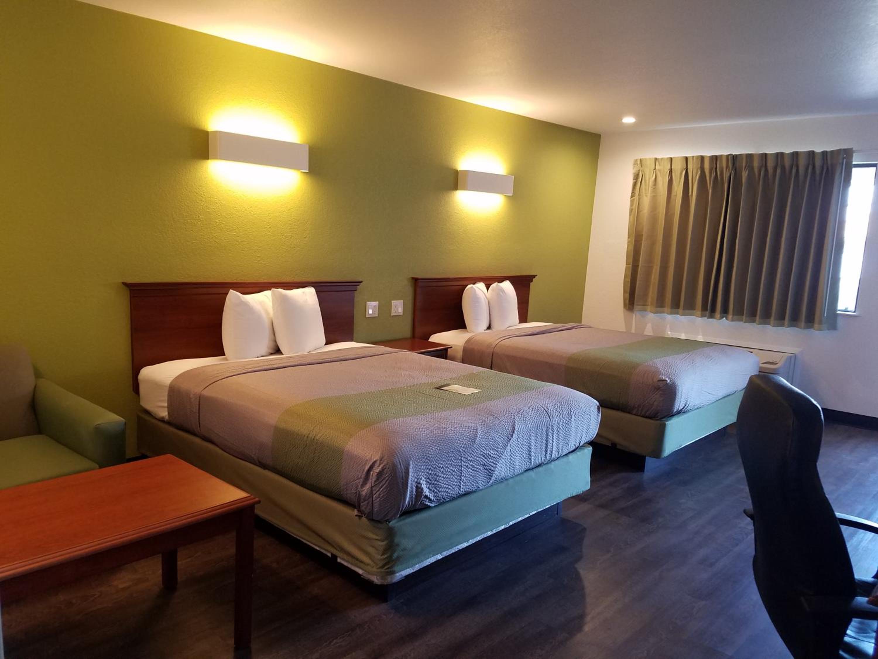 Queen Room with Two Queen Beds - Non-Smoking - Photo 10