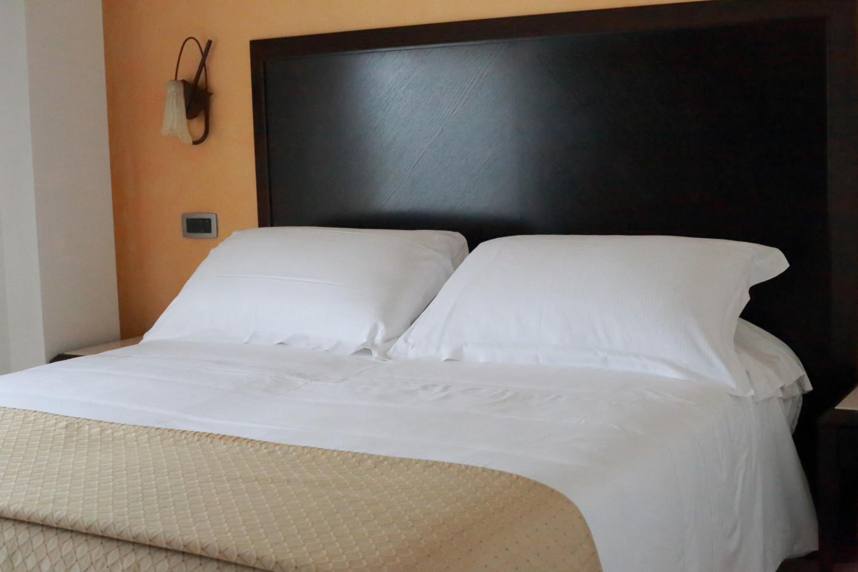Standard Double Room - Photo 3