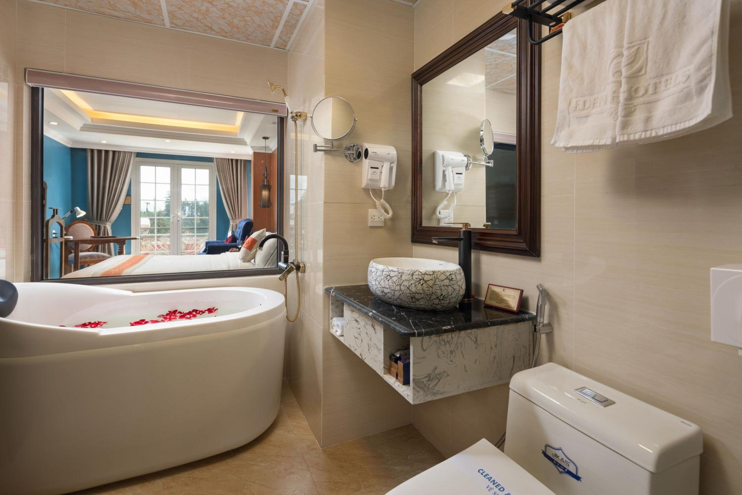 Junior Suite with City View and Church View photo 3