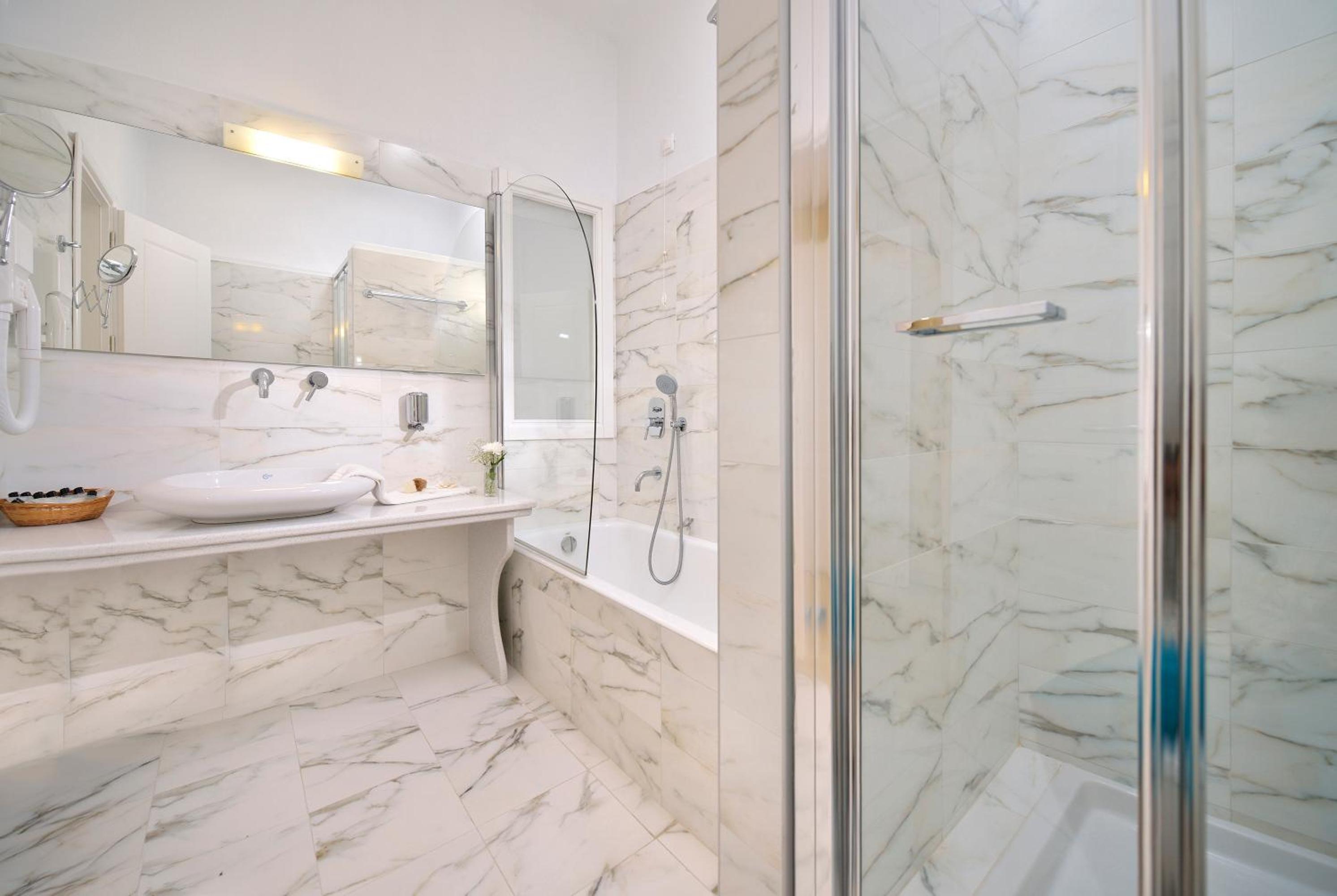 Superior Suite - Photo 8