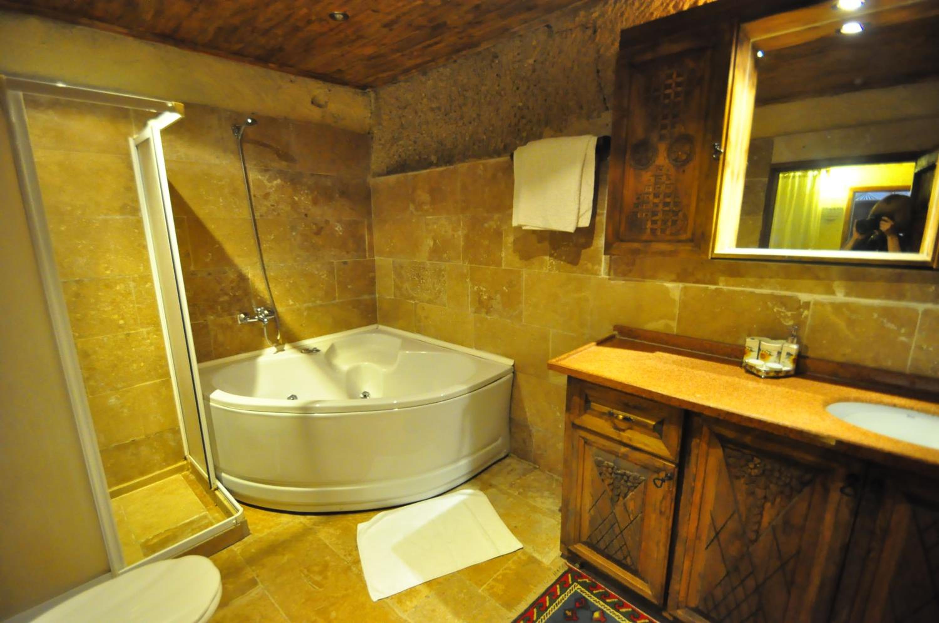Deluxe King Room - Photo 2