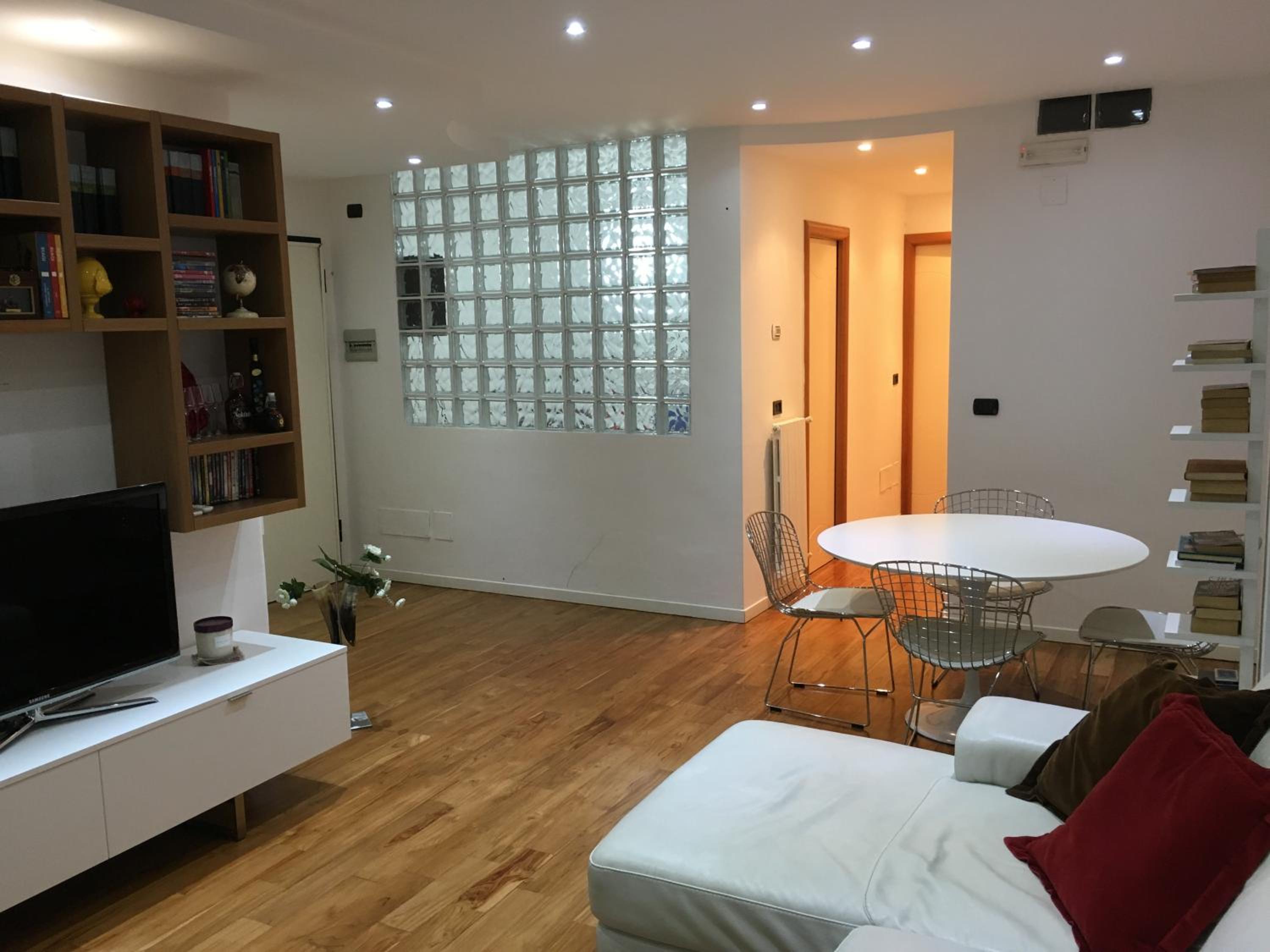 Apartment with Balcony - Photo 4