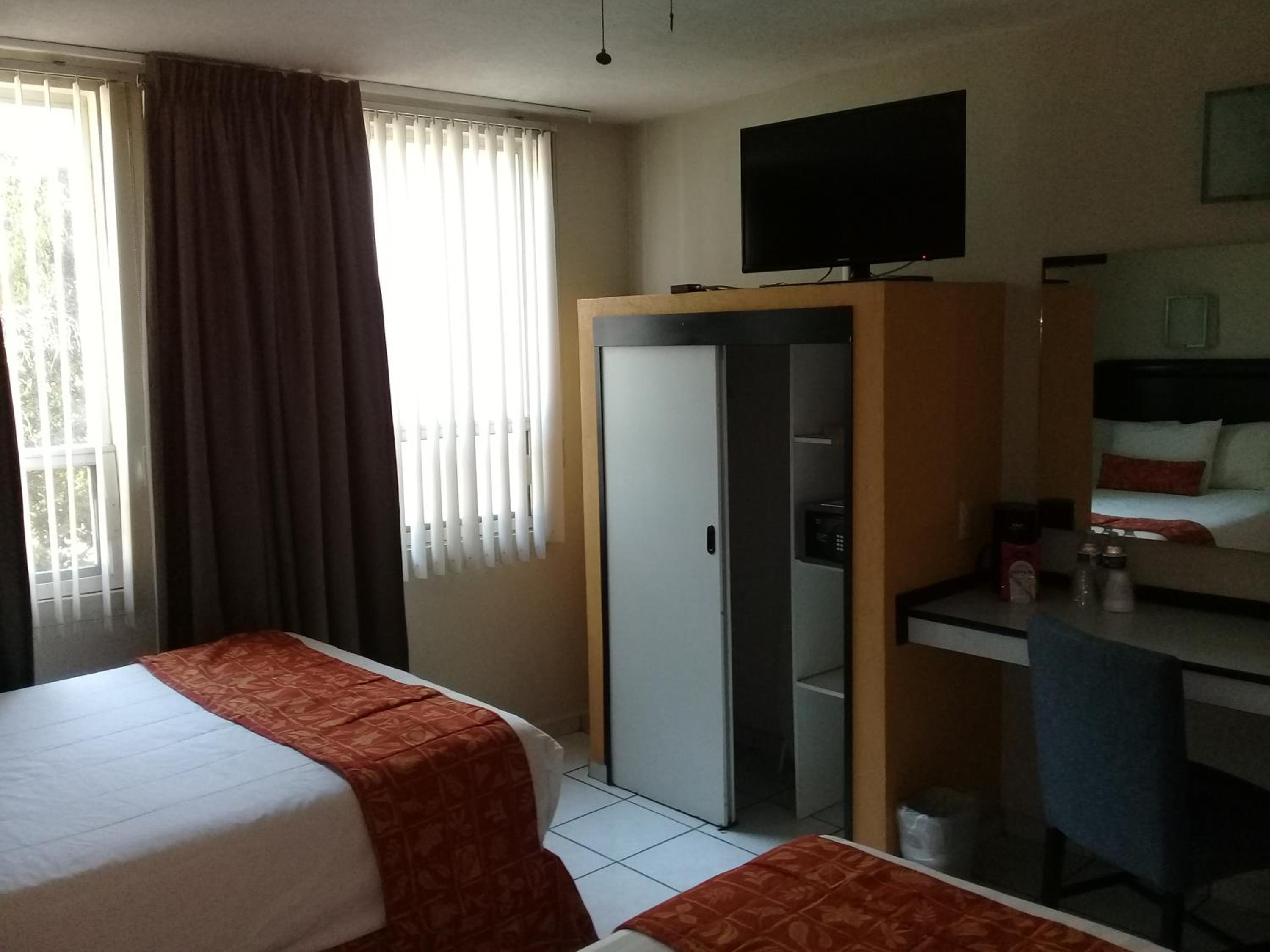 Double Room with Two Double Beds - Smoking photo 2