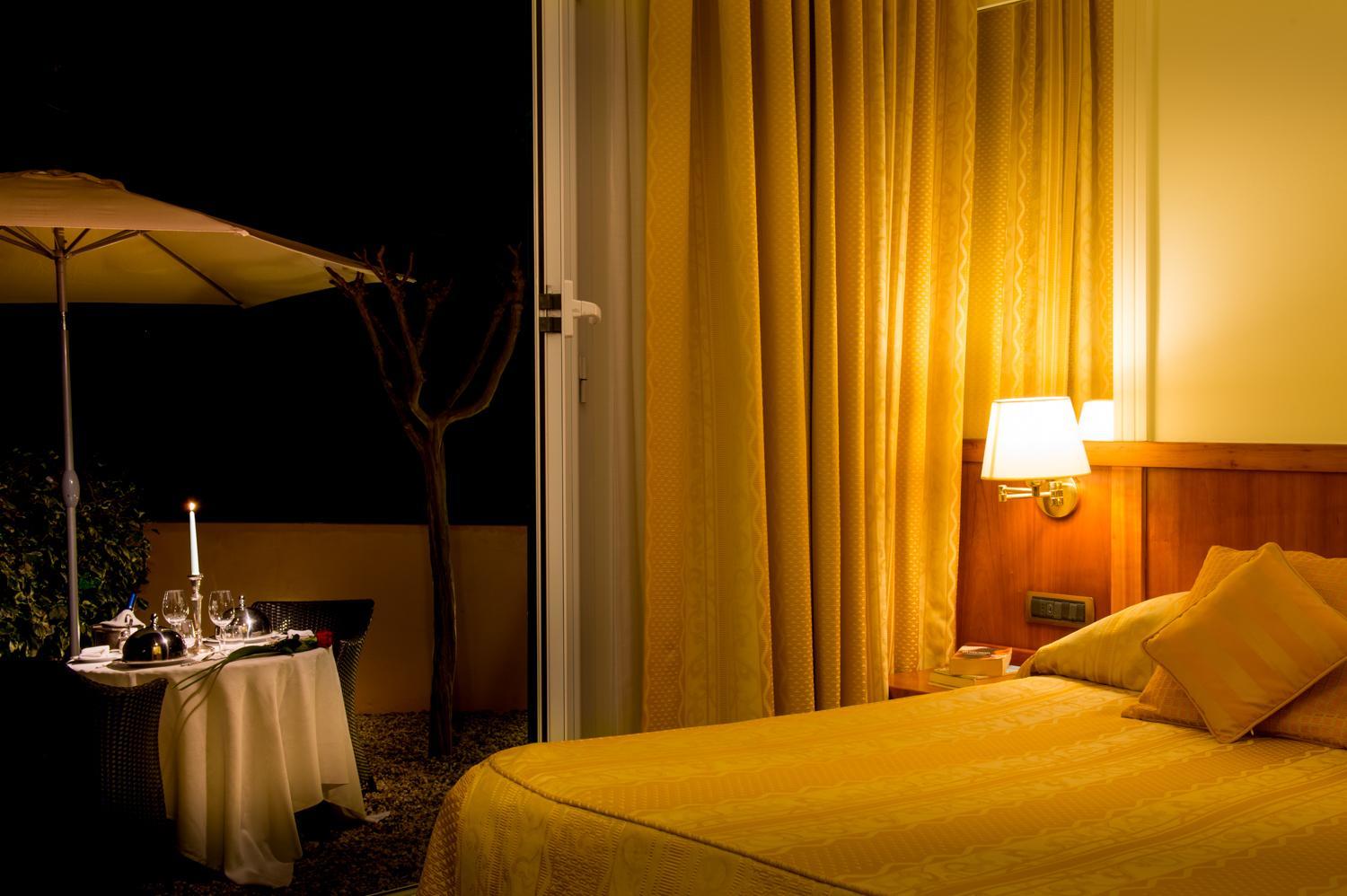 Double or Twin Room with Private Garden - Photo 6