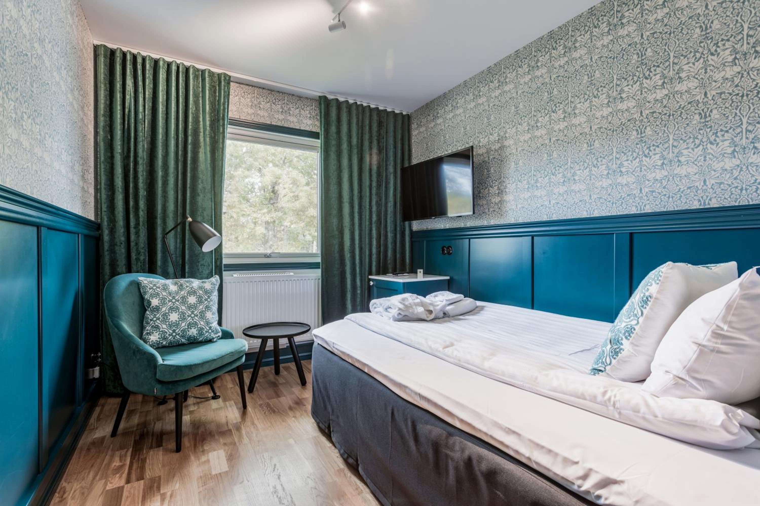 Small Double Room with Queen Bed photo 3