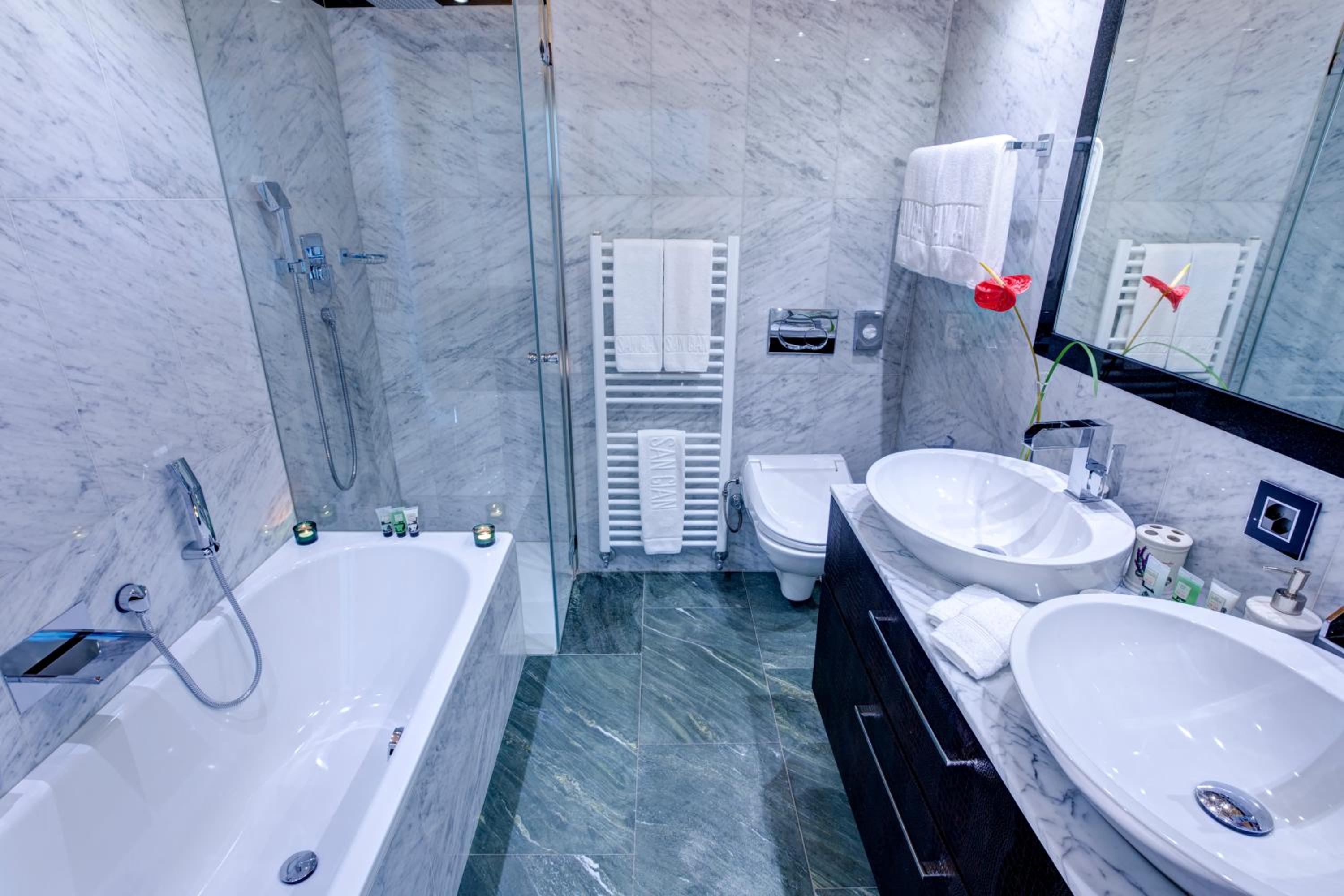 Deluxe Double Room thumbnail 6
