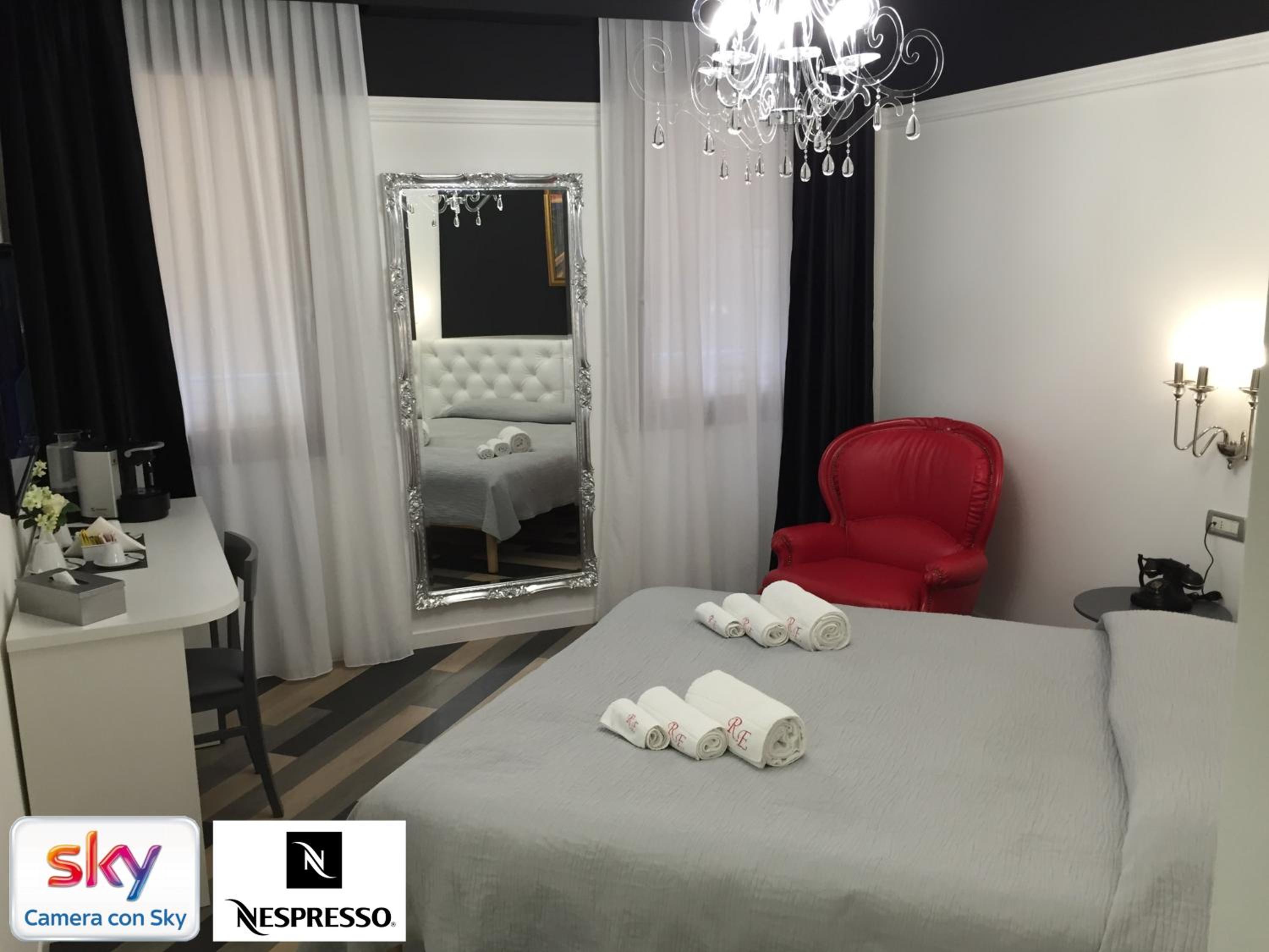 Deluxe Double Room - Photo 13
