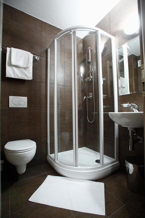 Quintuple Room
