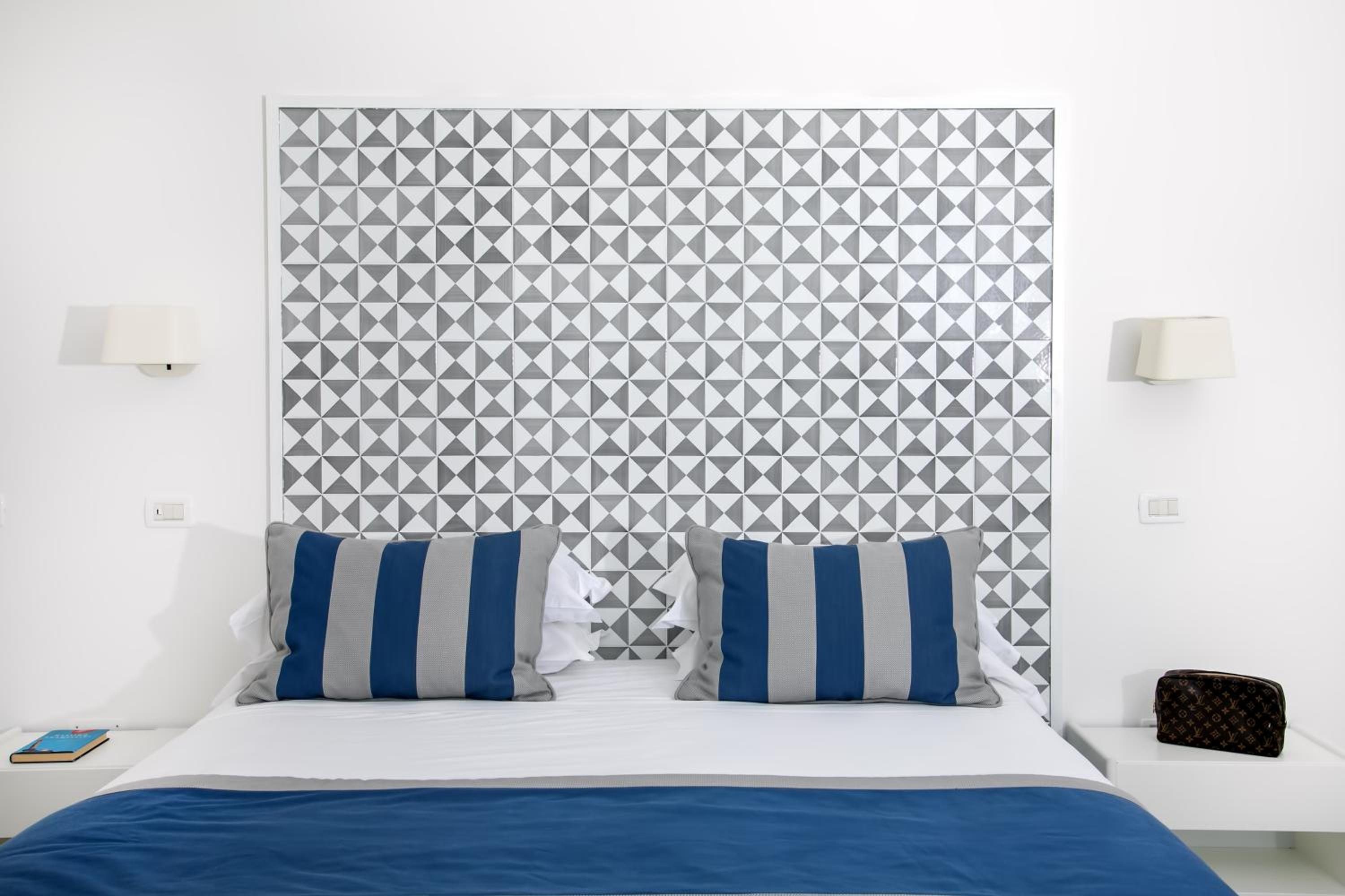 Superior Triple Room with Sea View - Photo 10