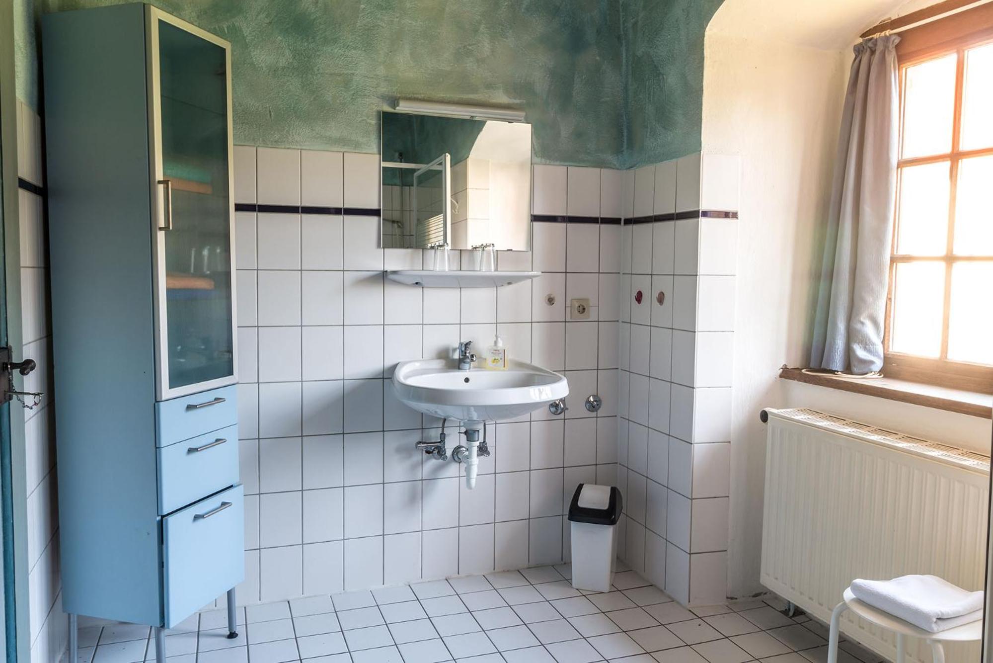 Twin Room with Shower - Photo 6