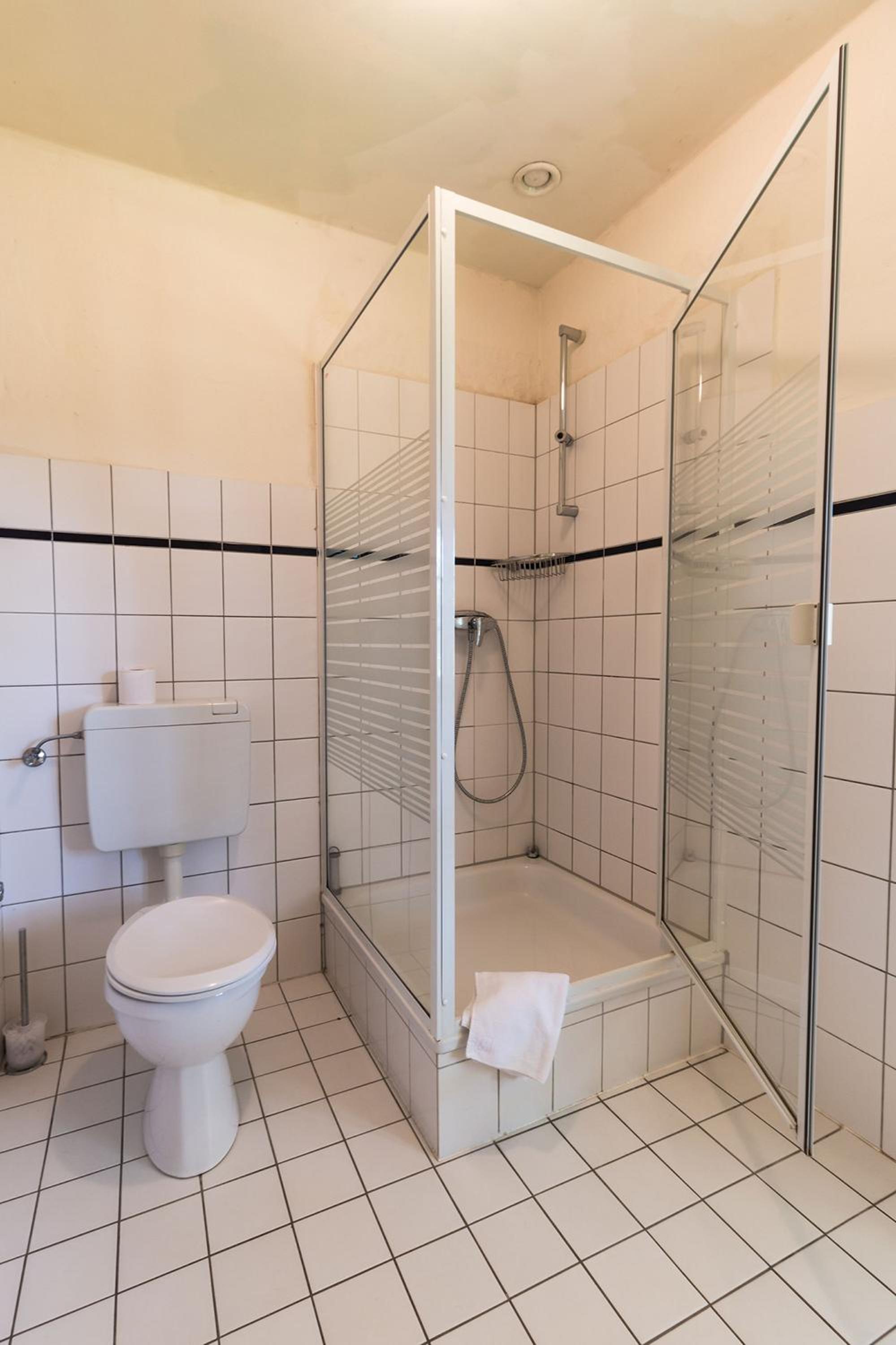 Twin Room with Shower - Photo 2