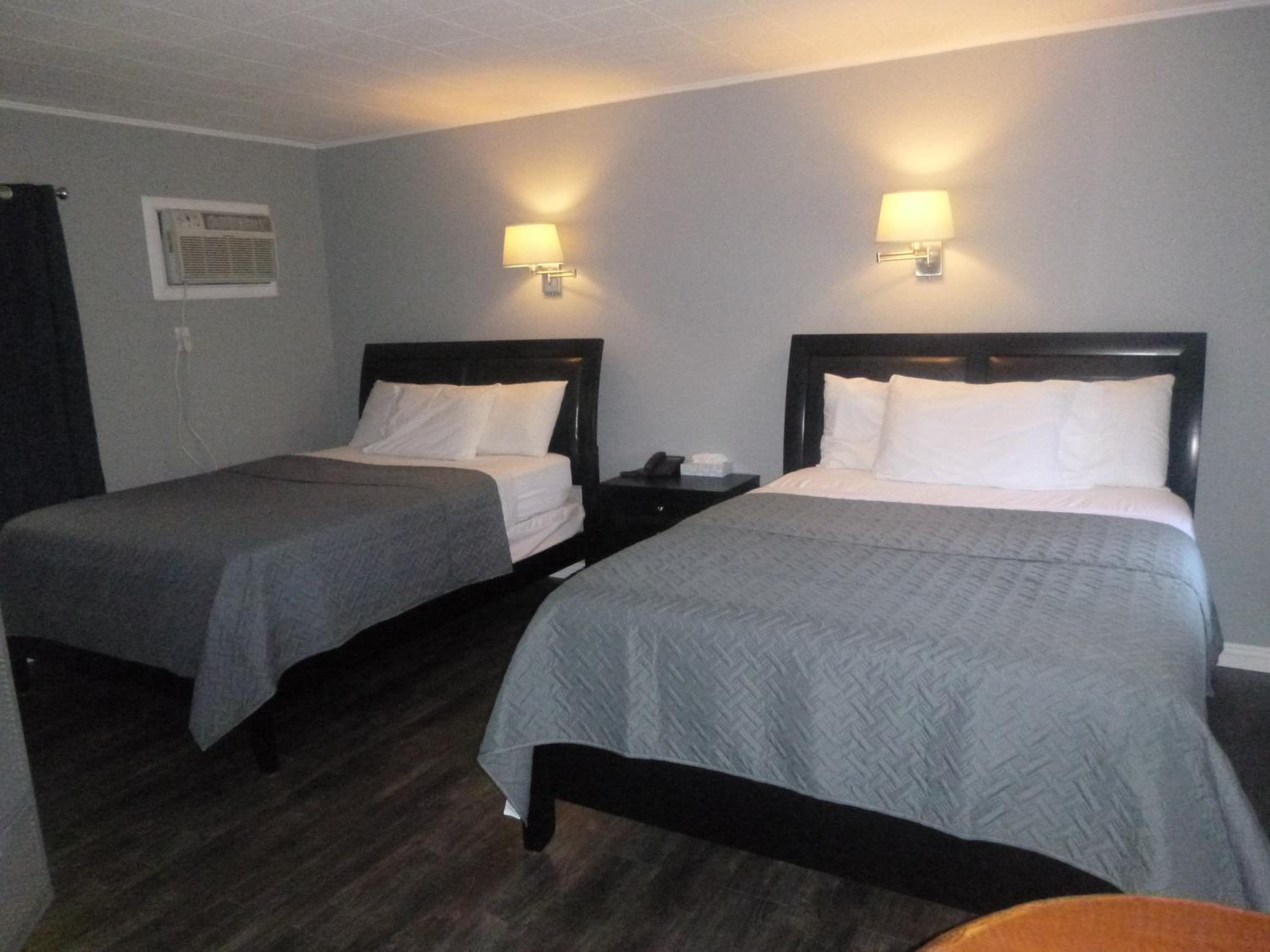 Queen Room with Two Queen Beds photo 1