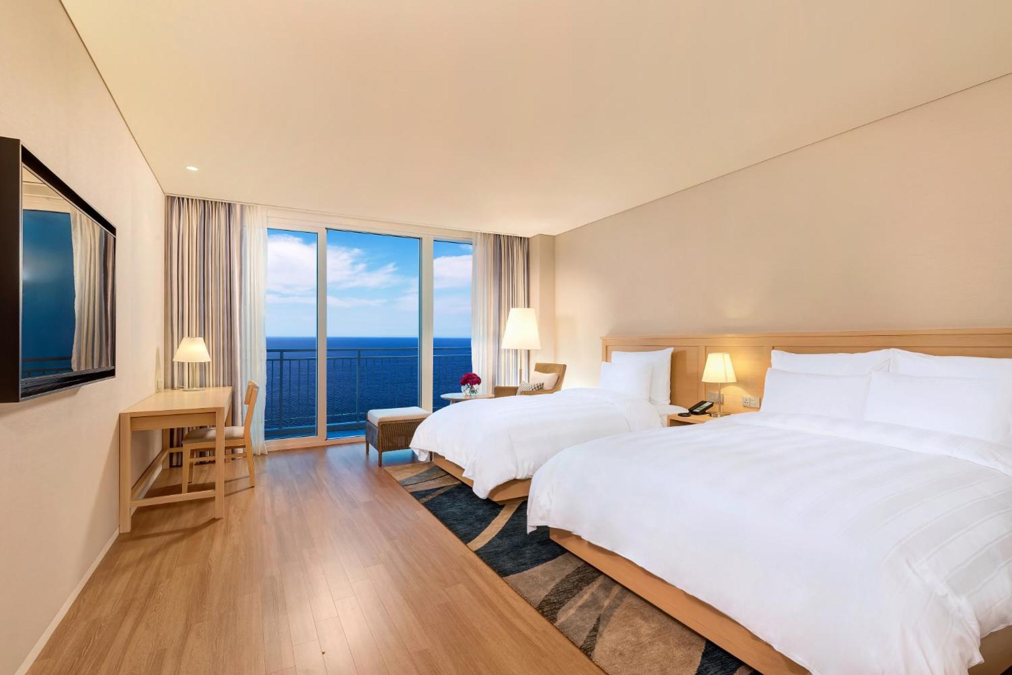 [Waterpark PKG] Deluxe Family Twin Room with Water Park Tickets for 2