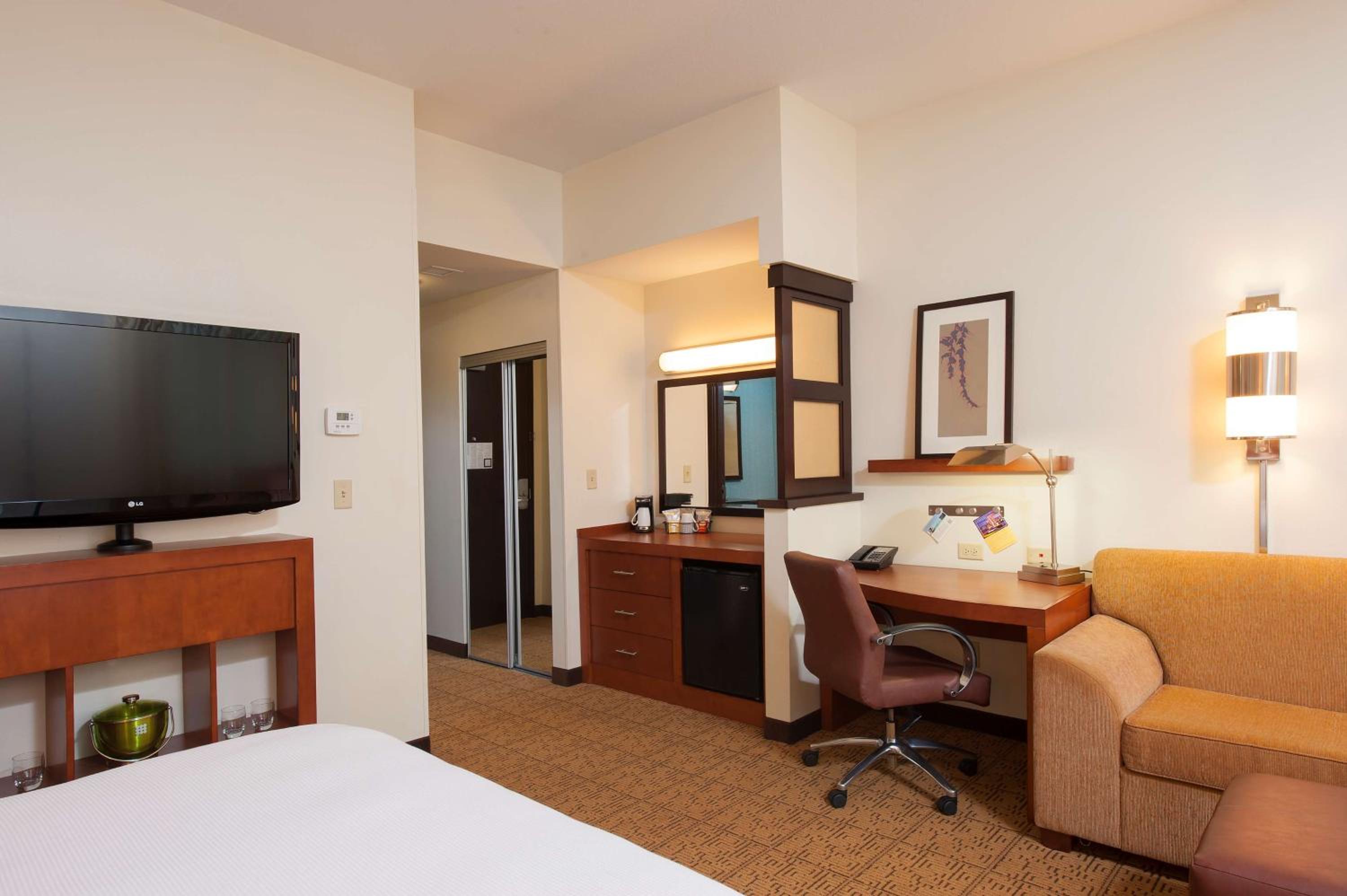 Queen Room with Two Queen Beds and Sofa Bed - High Floor - Photo 8