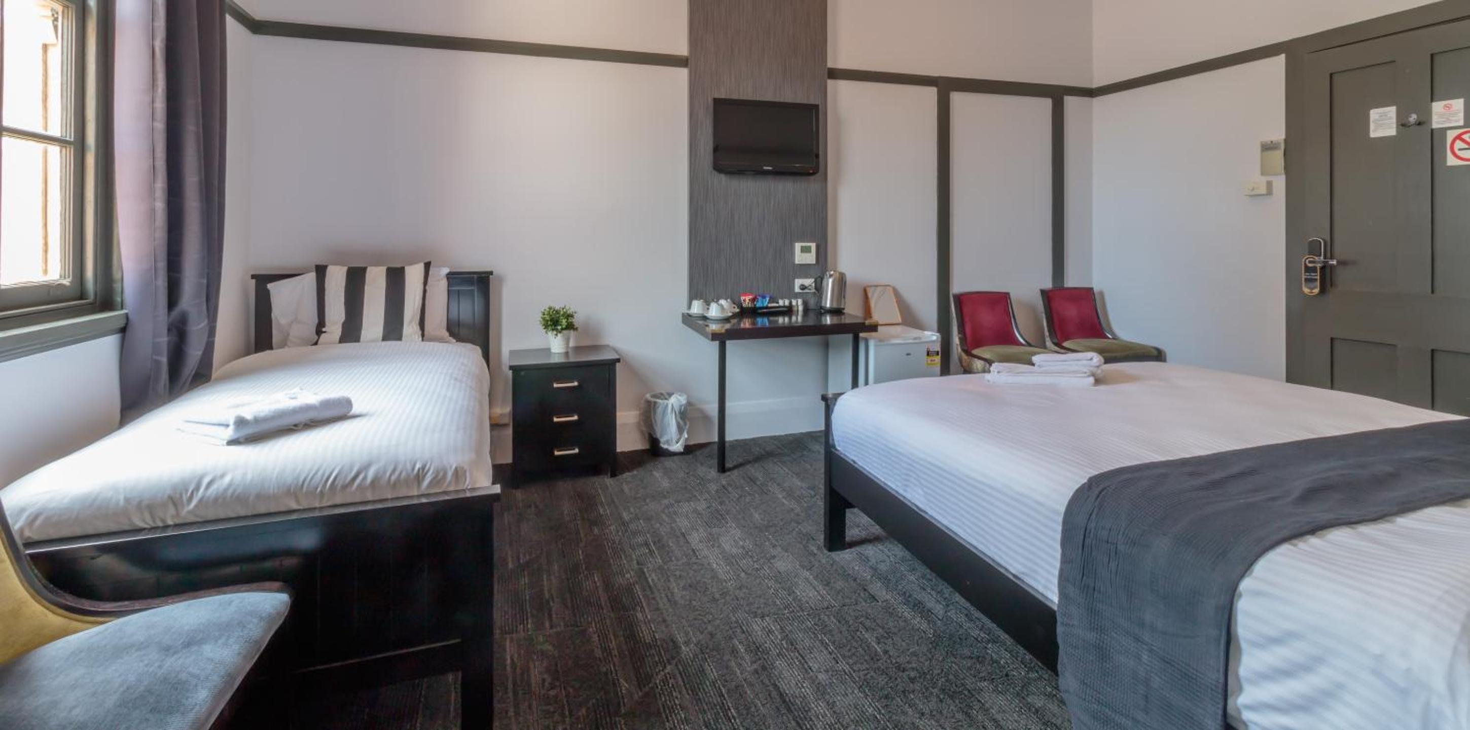 Queen Single Room with Shared Bathroom