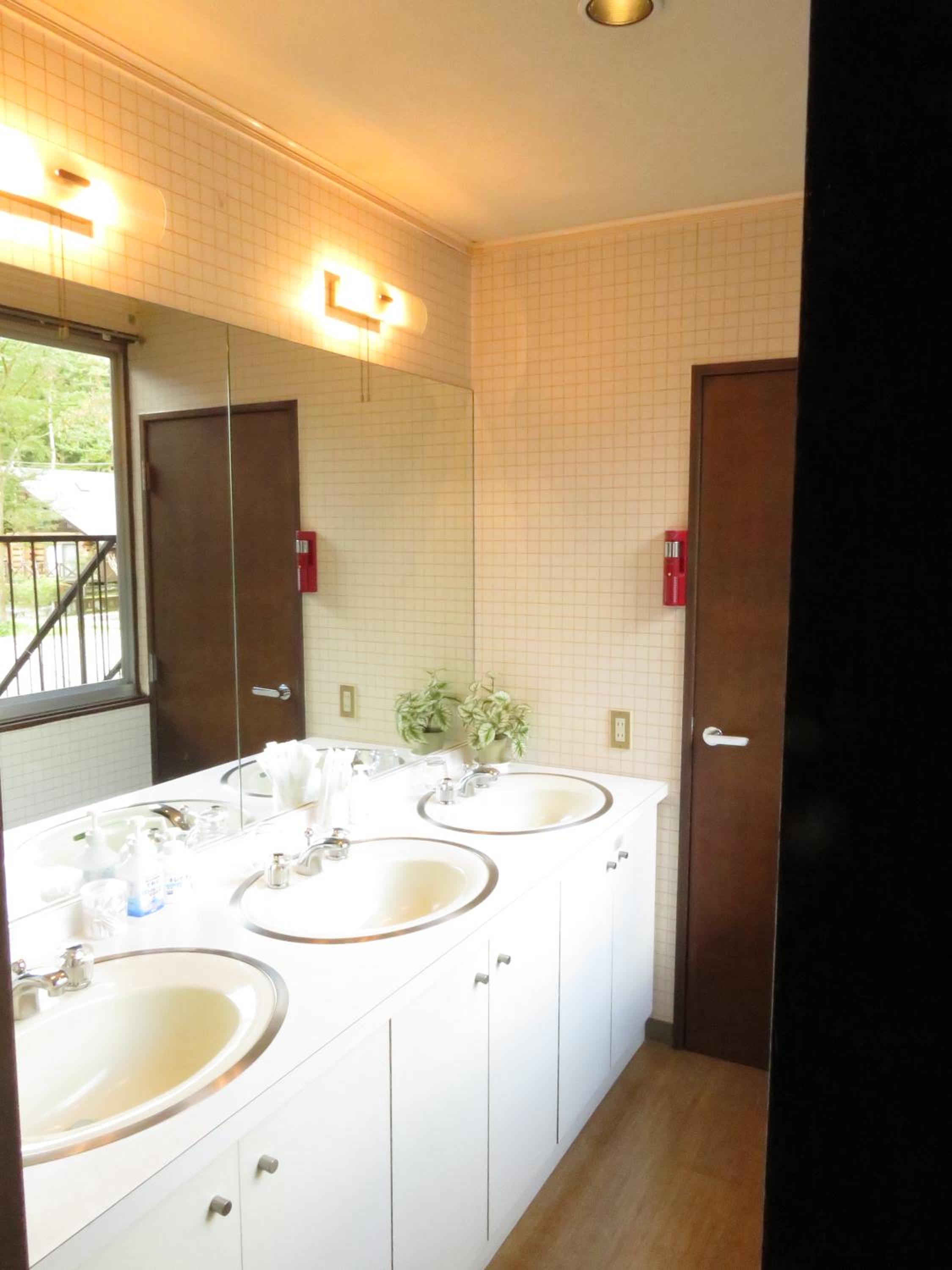 Family Room with Shared Bathroom photo 3