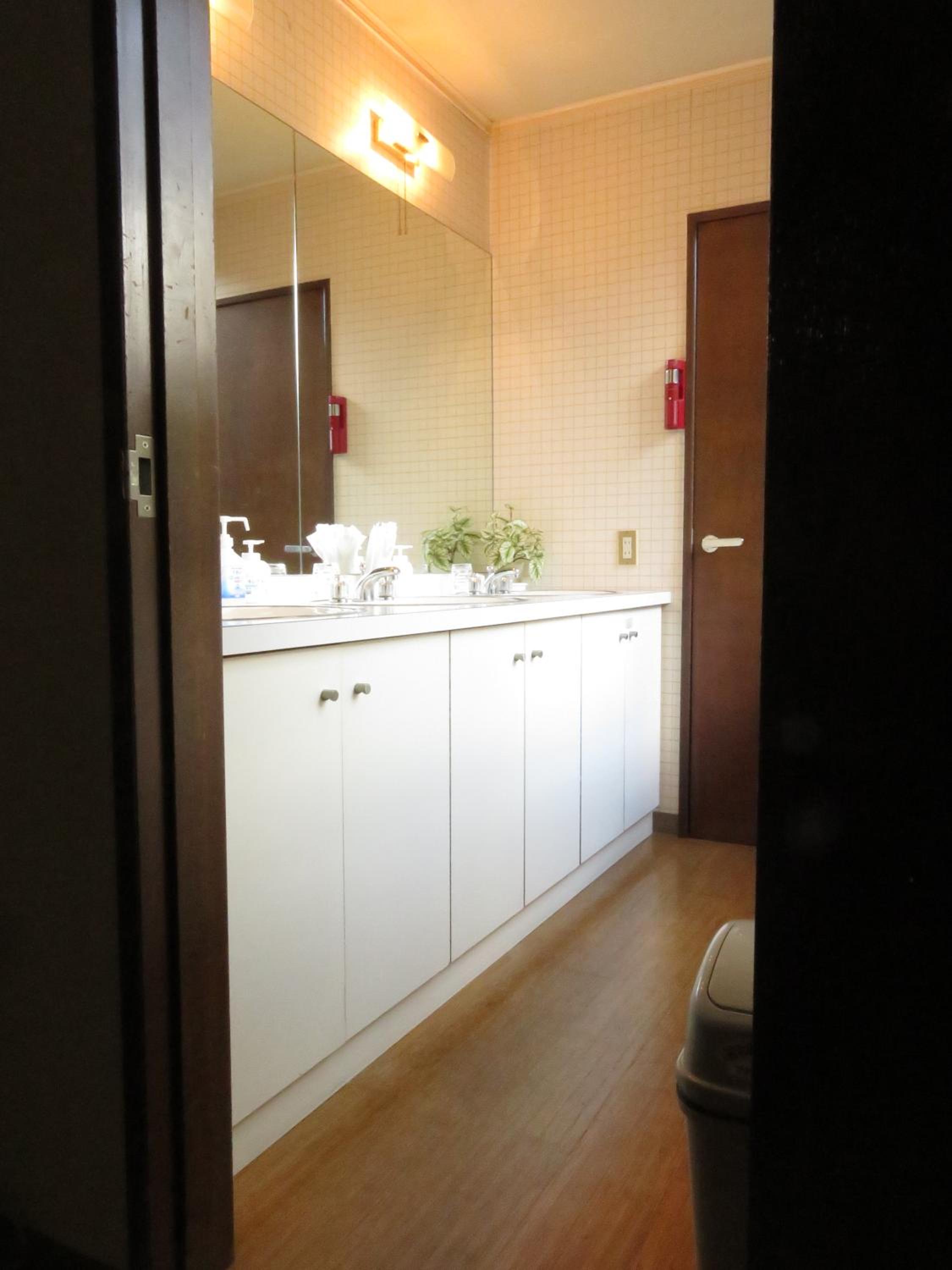 Family Room with Shared Bathroom photo 2