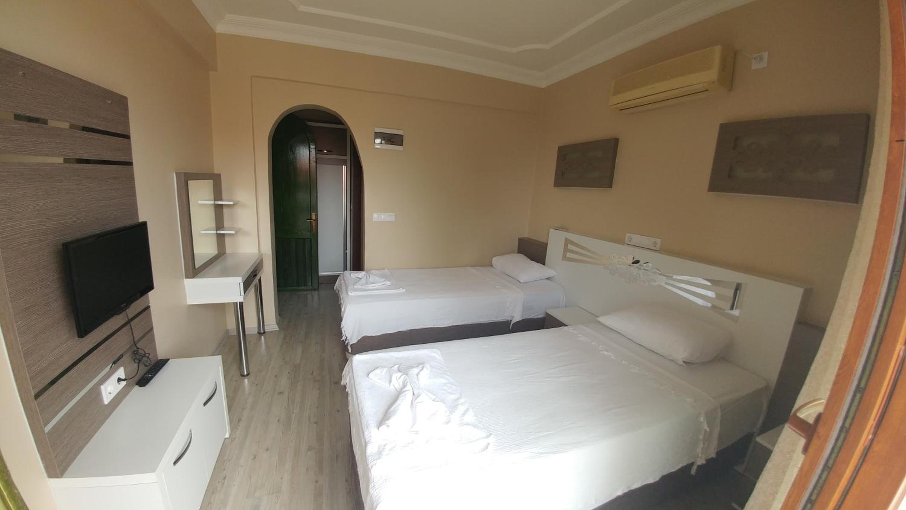 Twin Room - Photo 9