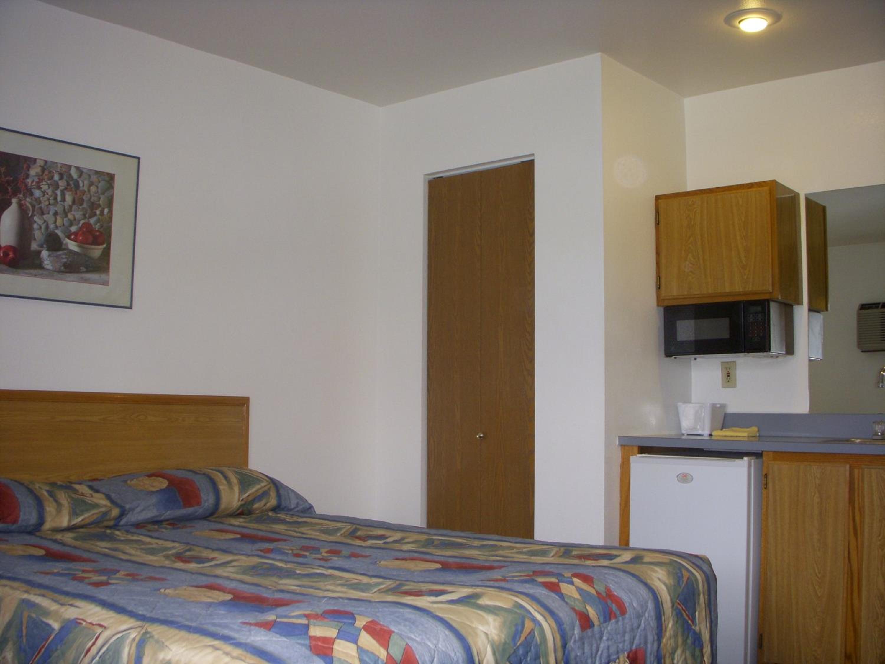 One Queen Bed - Non-Smoking - Photo 4