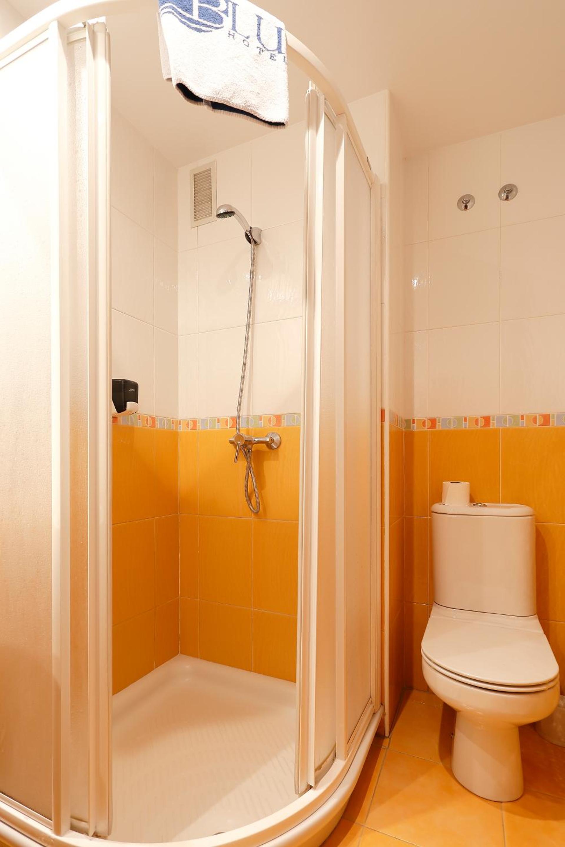 Two-Bedroom Apartment (4-5 Adults) - Photo 2