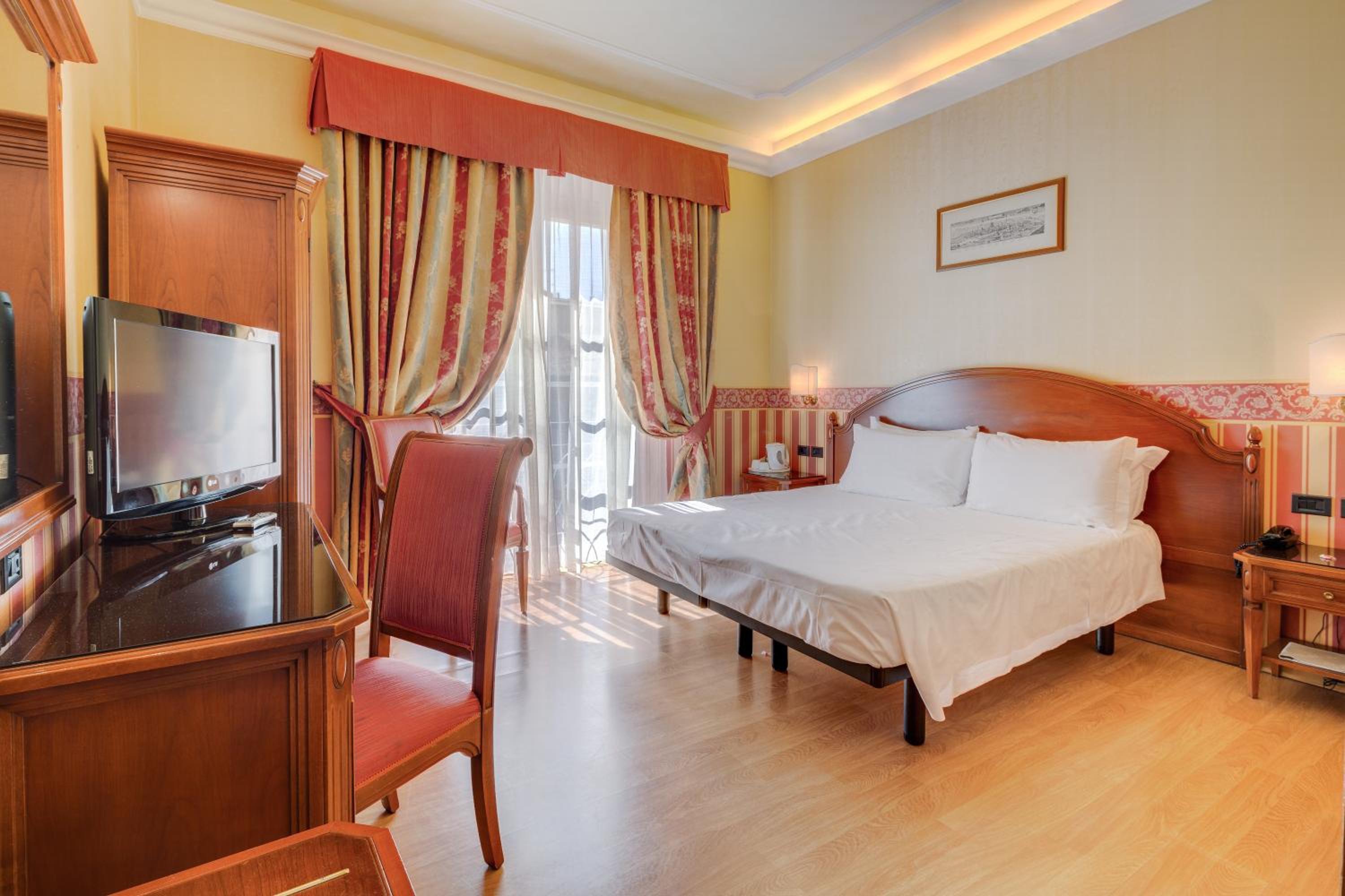 Deluxe Room with City View - Photo 3
