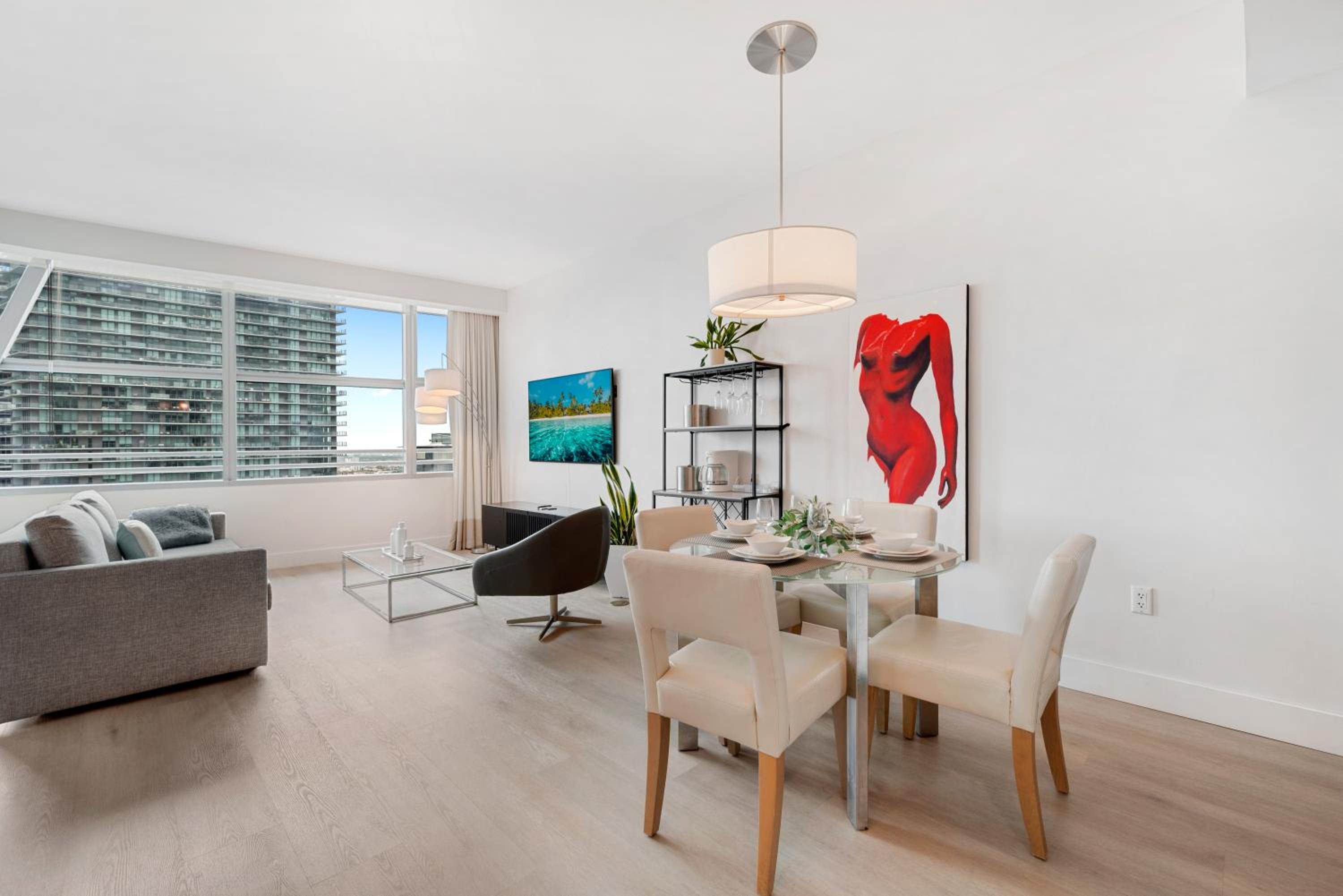 Deluxe One-Bedroom Apartment with City View photo 2