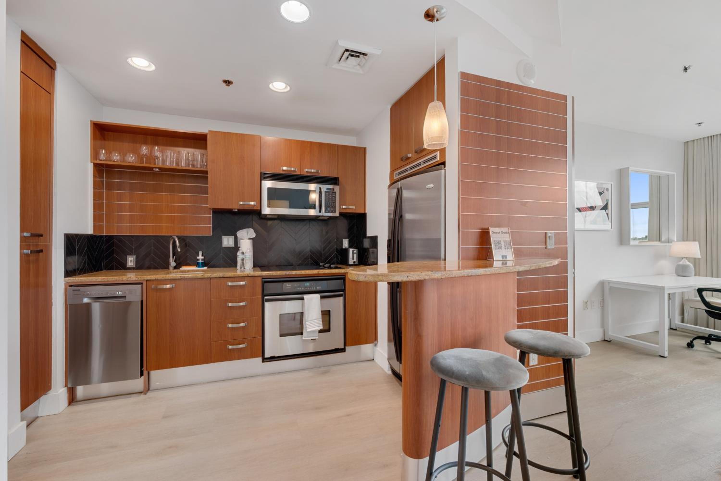 Deluxe One-Bedroom Apartment with City View photo 1