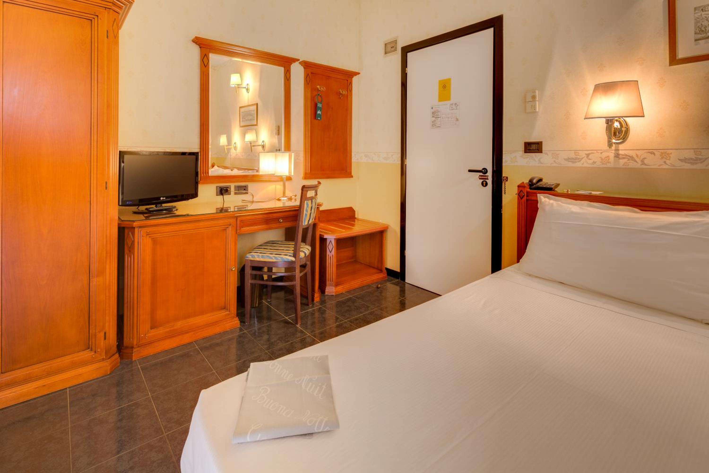 Standard Double Room - Photo 3