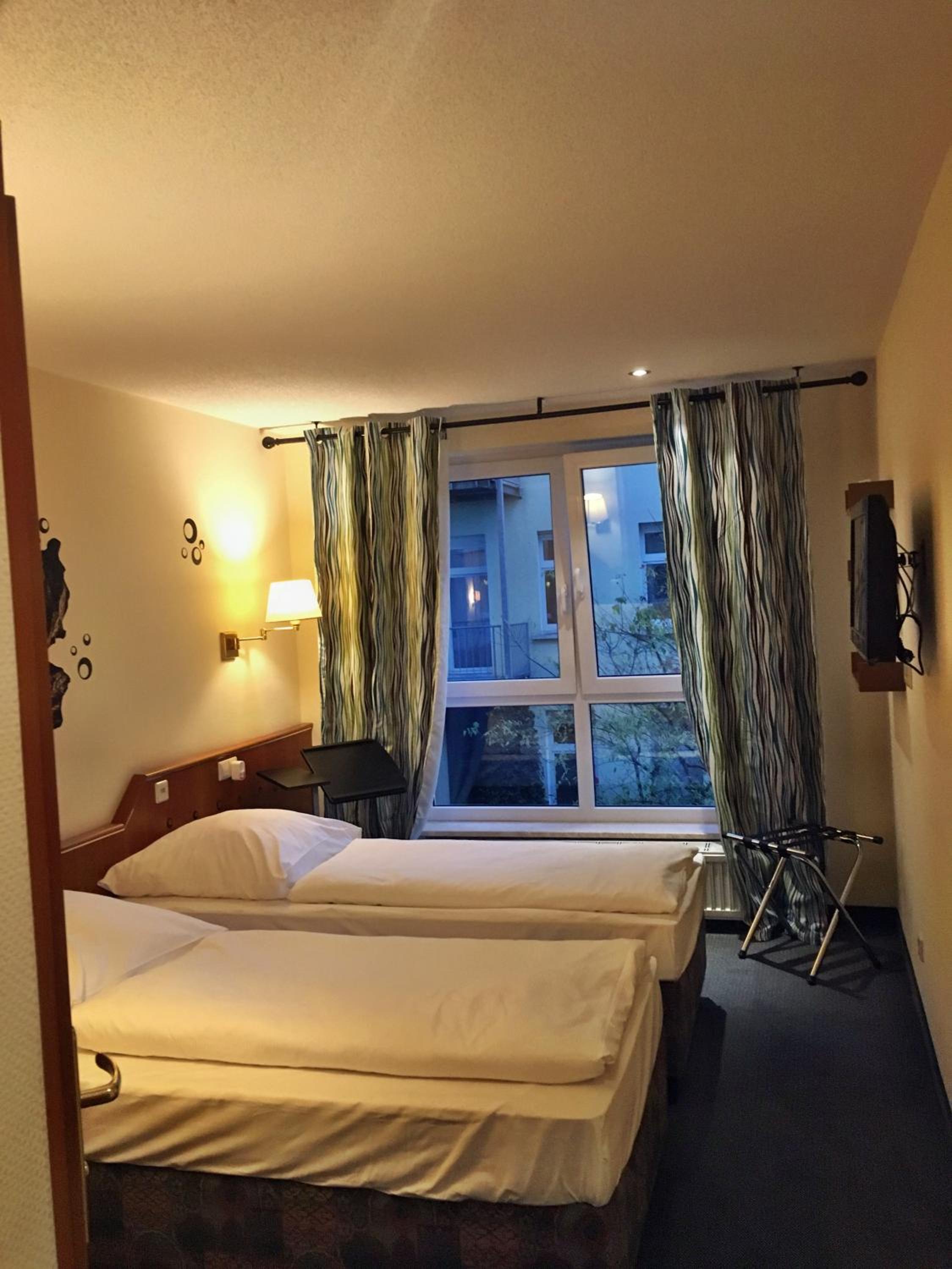 Twin Room - Photo 2