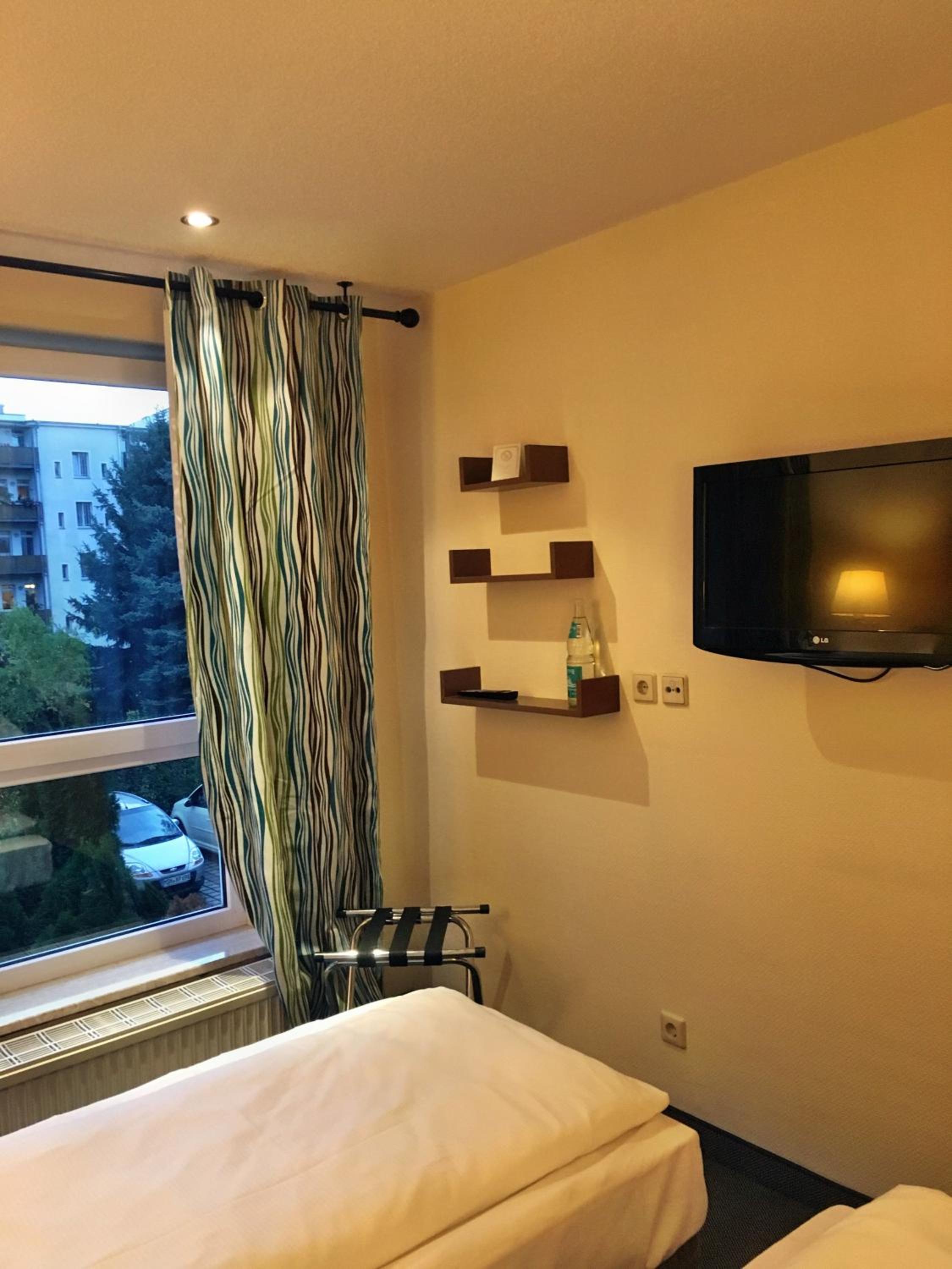 Twin Room - Photo 4