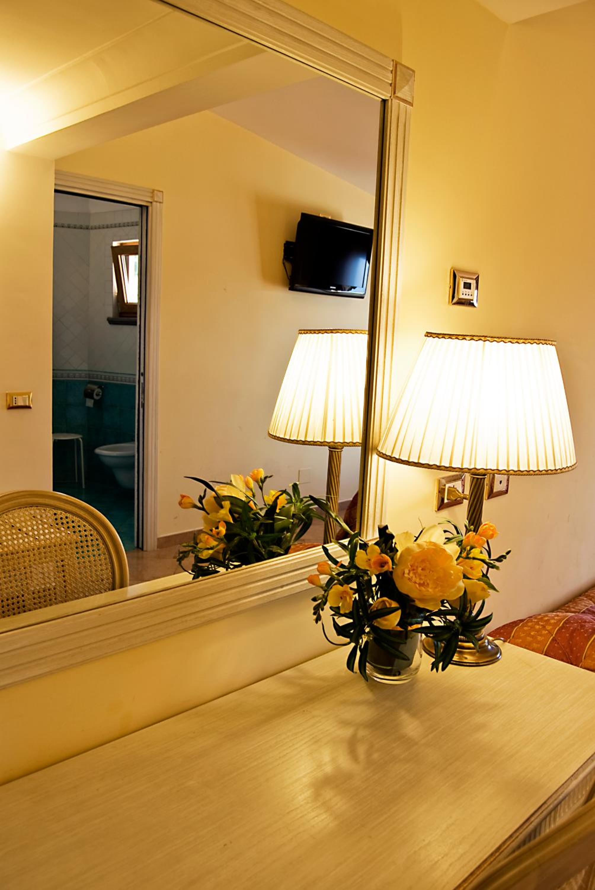 Double Room with Balcony and Sea View - Photo 3