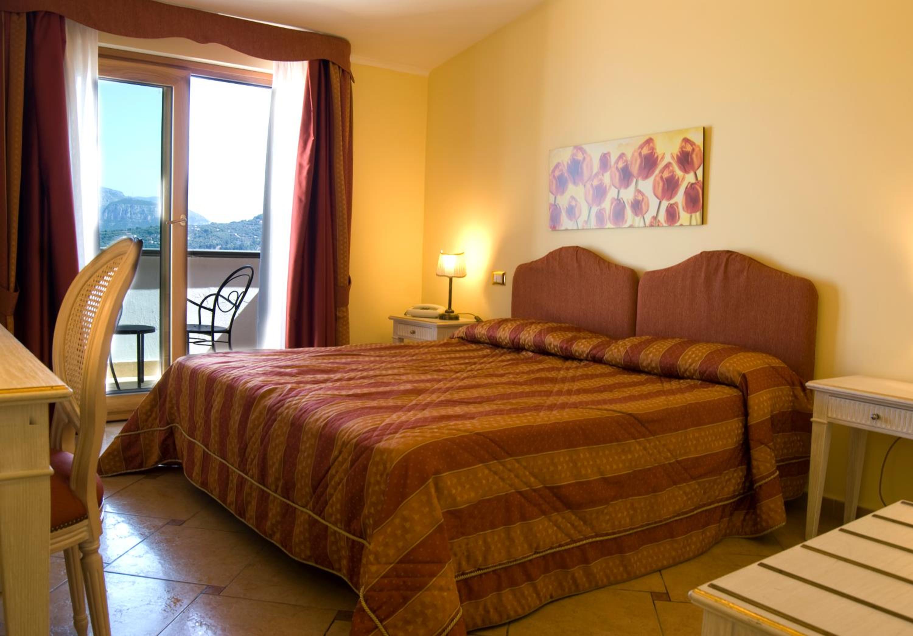 Double Room with Balcony and Sea View - Photo 7