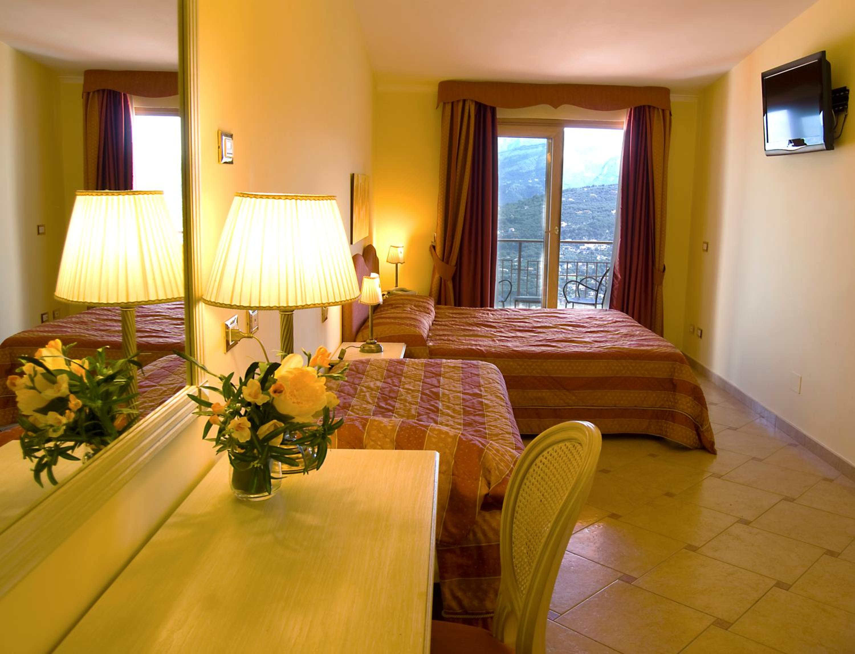 Quadruple Room with Balcony - Photo 1