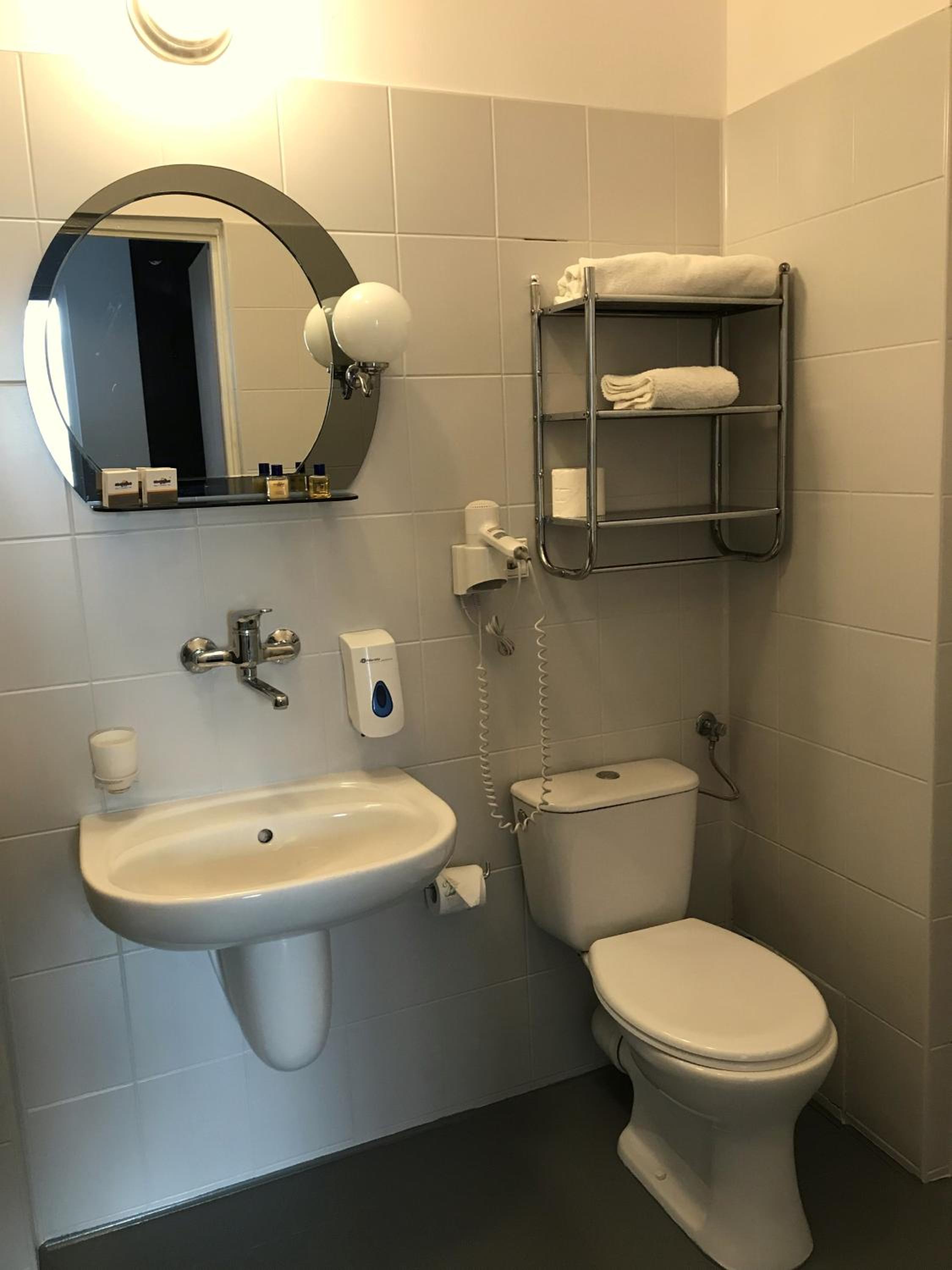 Twin Room - Photo 18